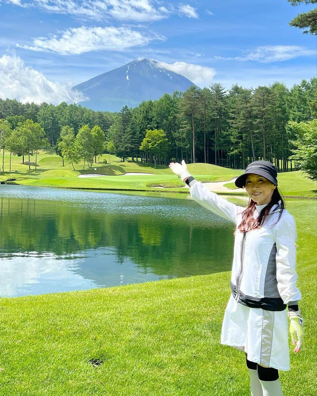 ImotoEtsuyo さんのインスタグラム写真 - (ImotoEtsuyo Instagram)「#こんばんは  ・ #鳴沢ゴルフ倶楽部 へ ・ こちらは5回目かな？ 毎回難しい。 ・ この日は暑くて暑くて 大変でした。 鳴沢でこんなに暑いとは…😰 油断していました💦  ・ 鳴沢はカートなしで 歩きなので 熱中症対策は万全に💦 ・ #富士山 が 綺麗でしたよ。 ・　　 この日のコーデは @lanvin_sport_official  #ランバンスポール  この白いワンピースは 着ていると必ず褒められるの。  ・　 ワンピースはまた投稿しますね⛳️ ・ #golf  #ゴルフ #ゴルフ女子  #ゴルフウェア #golfwear  #lanvinsport  #ゴルフファッション #ゴルフコーデ  #mtfuji #鳴沢 #富士山  #mtfuji」7月1日 20時40分 - bisuhada