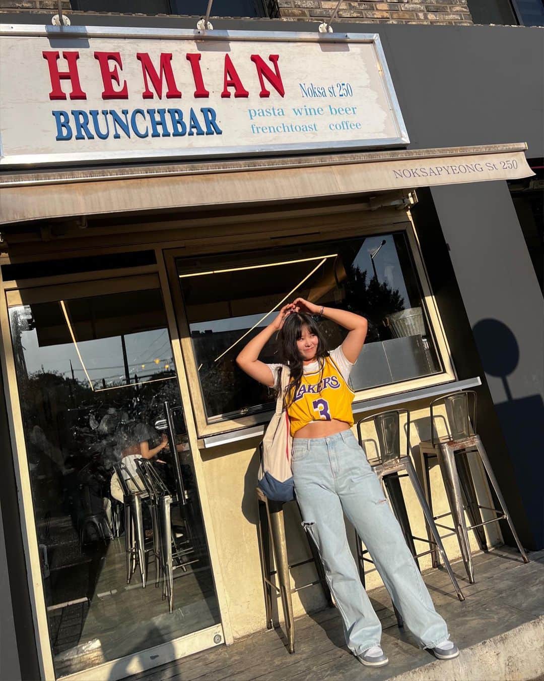 チョ・ユンジのインスタグラム：「_ 농구에 농자도 모르지만 입어보았다고한다 그저 LA를 사랑하는 마음으로 #레이커스💛  @nike @jumpman23」