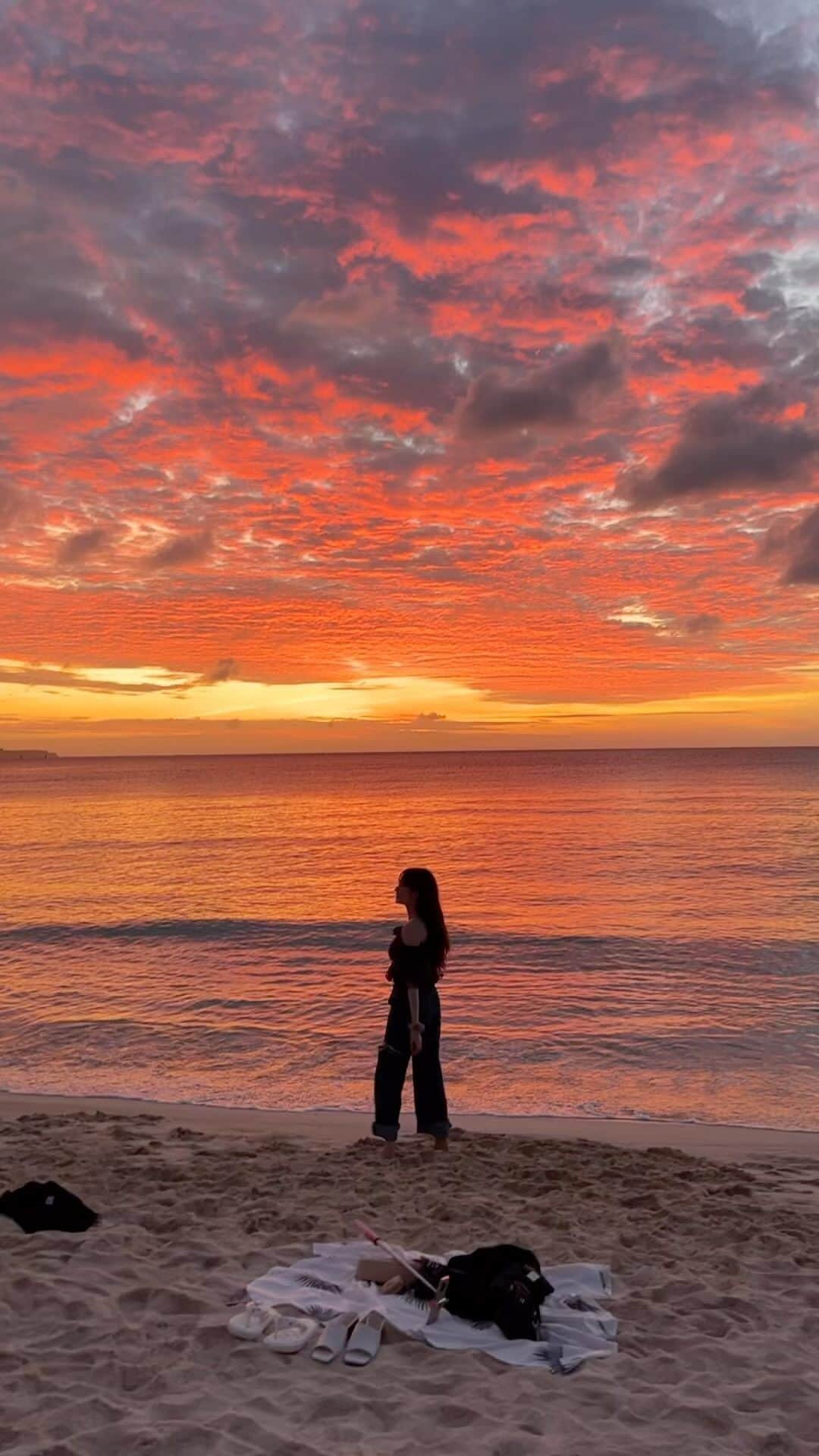 吉田朱里のインスタグラム：「今日はメイク系の投稿はお休みして 宮古島で見れた夕焼け🌆  現地の人曰くこの日の夕焼けは 奇跡的な綺麗さだったらしい🌇 とっても綺麗だったのでみんなにお裾分け🧡ちなみにもちろん無加工でiPhoneカメラだよ！綺麗すぎん？ #宮古島#夕焼け#夕陽」