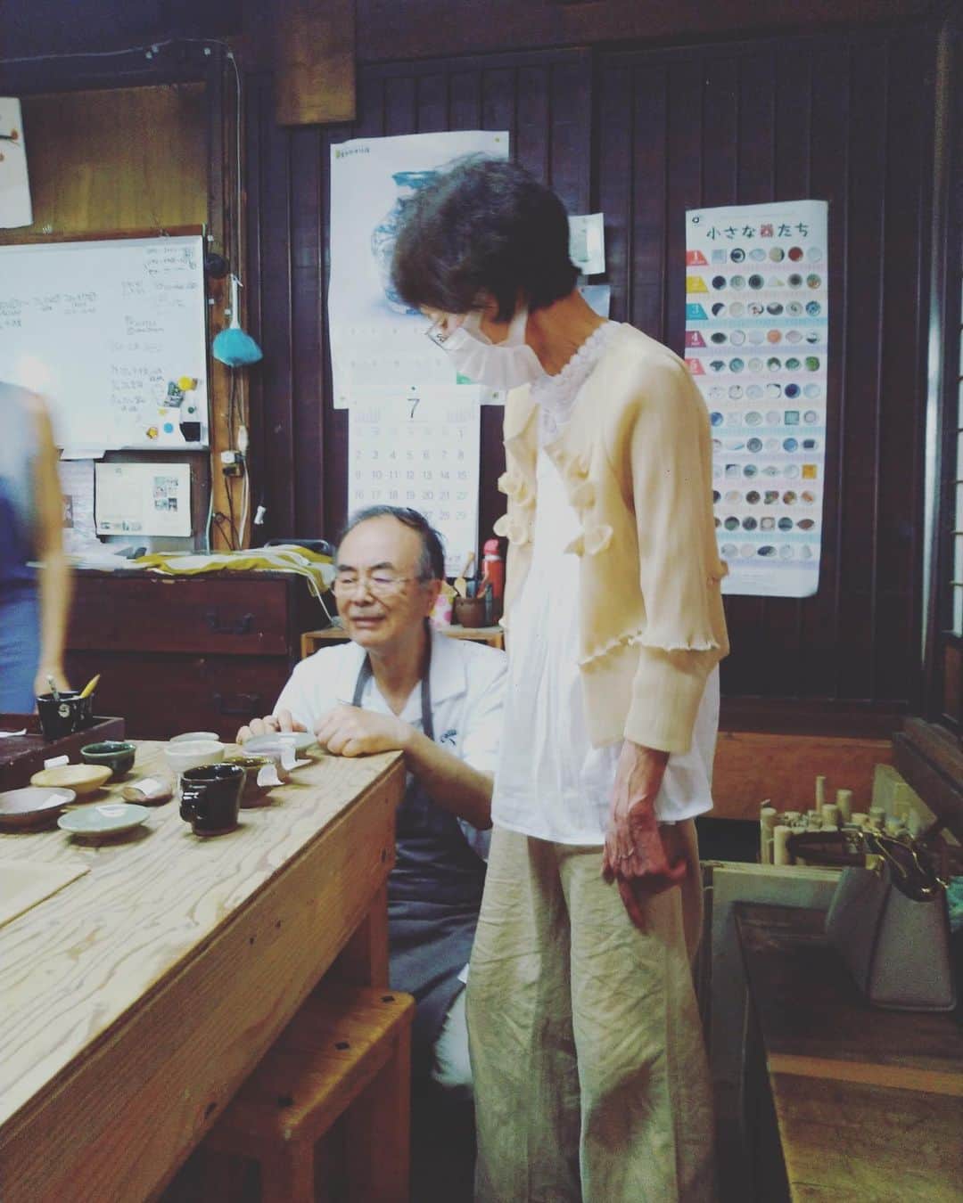 野本かりあのインスタグラム：「パパさんが、私の陶芸の先生のところで、体験教室を。 10年ぶりの陶芸、そして初めてのロクロをエプロンして楽しんでたから、とても良かった✨ #いまみや工房」