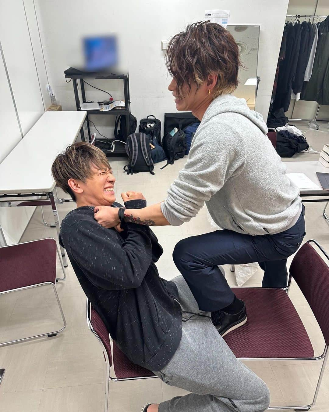 上田竜也さんのインスタグラム写真 - (上田竜也Instagram)「THE MUSIC DAY 男の勲章は俺だろ！と 思って 北山拉致ってどこかに閉じ込めて しれっと 代わりに歌おうとしたけど 北山がどこにもおらず失敗。  気持ち良さそうに 歌ってるのがムカついたから NEWSの楽屋かちこんで 小山に八つ当たり。  #歌いたかった #男の勲章 #ただの #被害者 #北山宏光 #そして #小山慶一郎」7月1日 20時46分 - tatsuya.ueda_kt