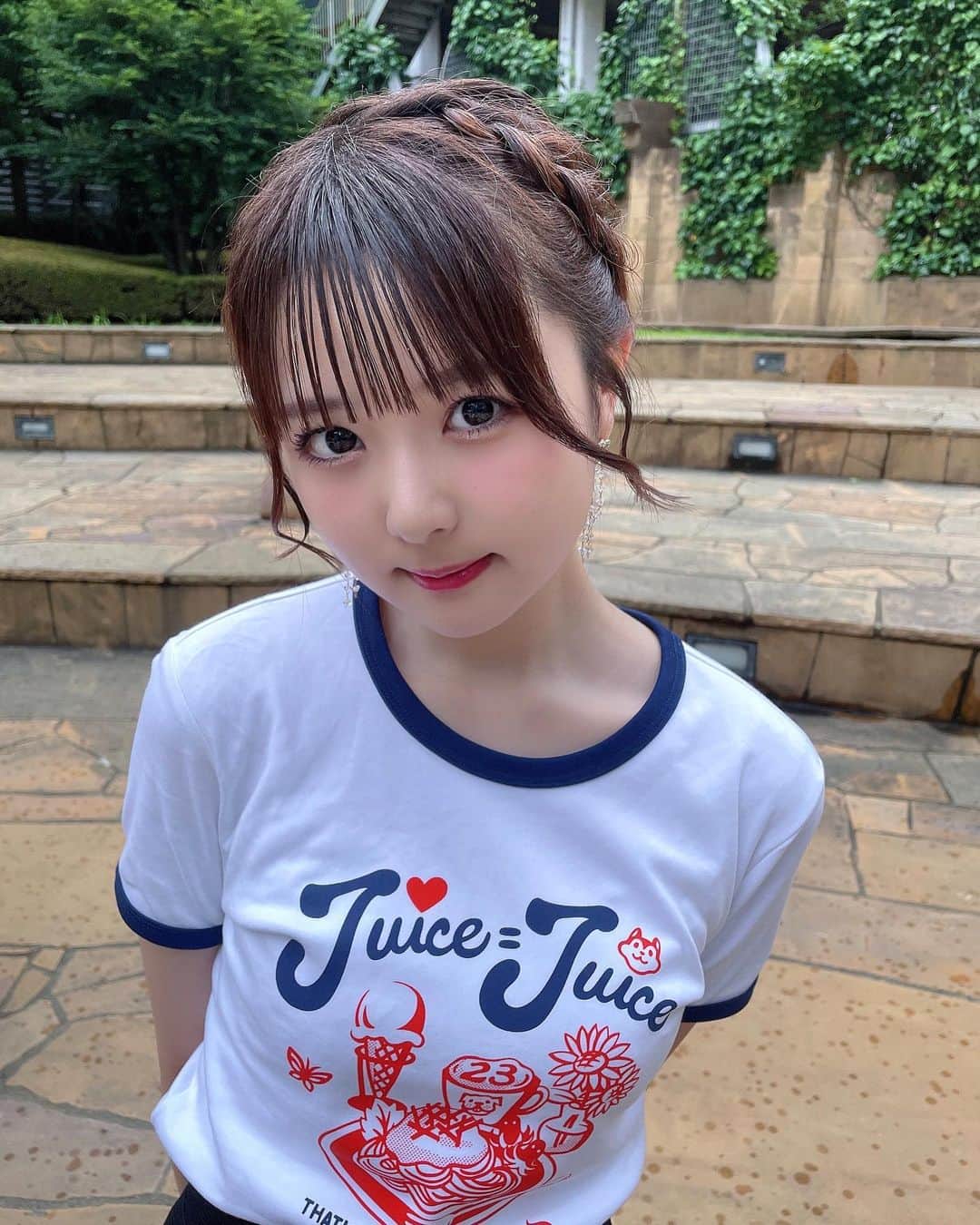 久保田沙矢香のインスタグラム：「Juice=Juiceさんの新曲好きー！！  #gu #ジーユー #juicejuice さん #tシャツ #tシャツコーデ #ミディアムヘア #ミディアムヘアアレンジ #編み込み #編み込みアレンジ #編み込みアップ」