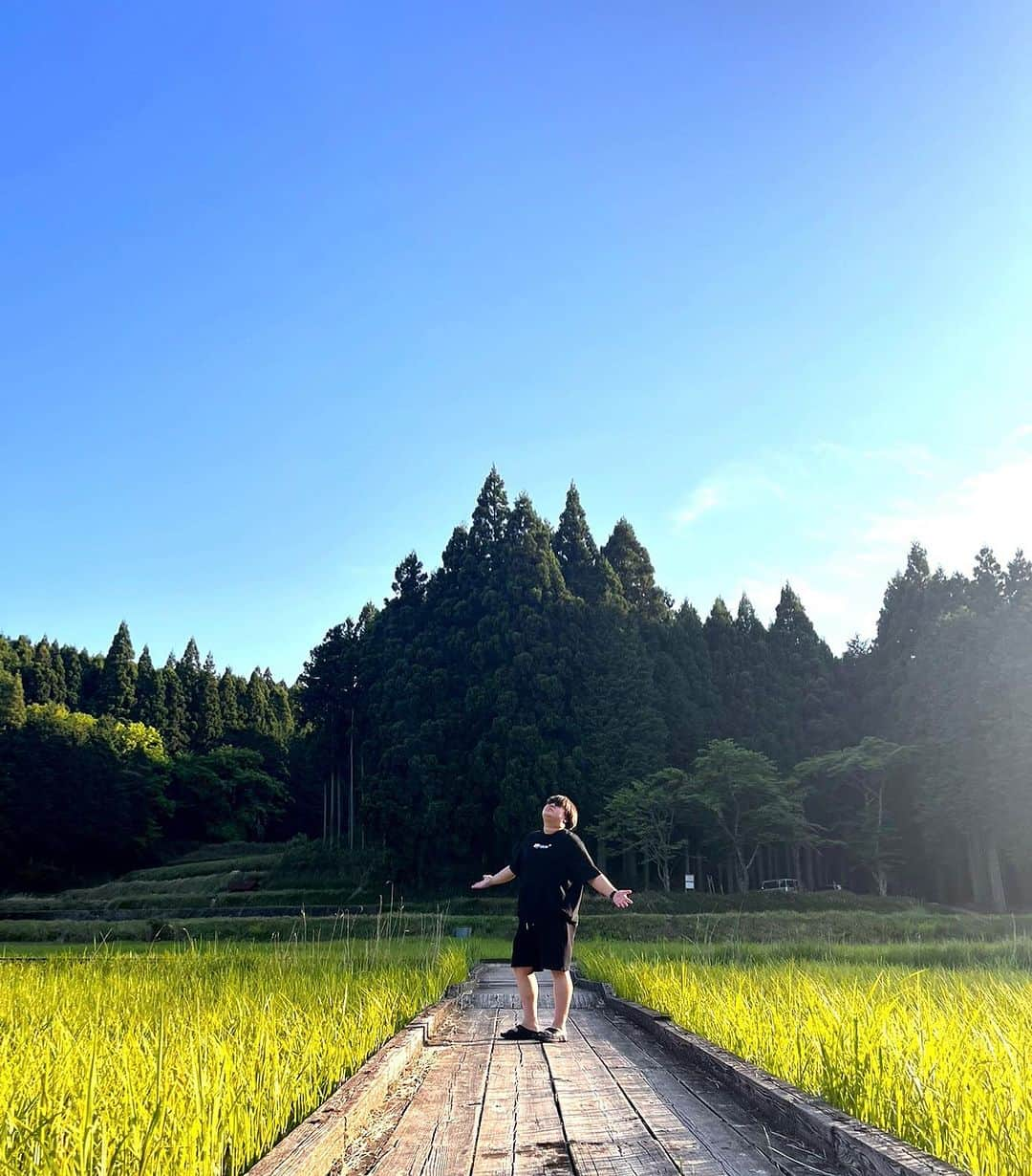 こう（夜のひと笑い）のインスタグラム：「休日気分転換に自然の空気を吸ってきました☺️  #海より森派です」