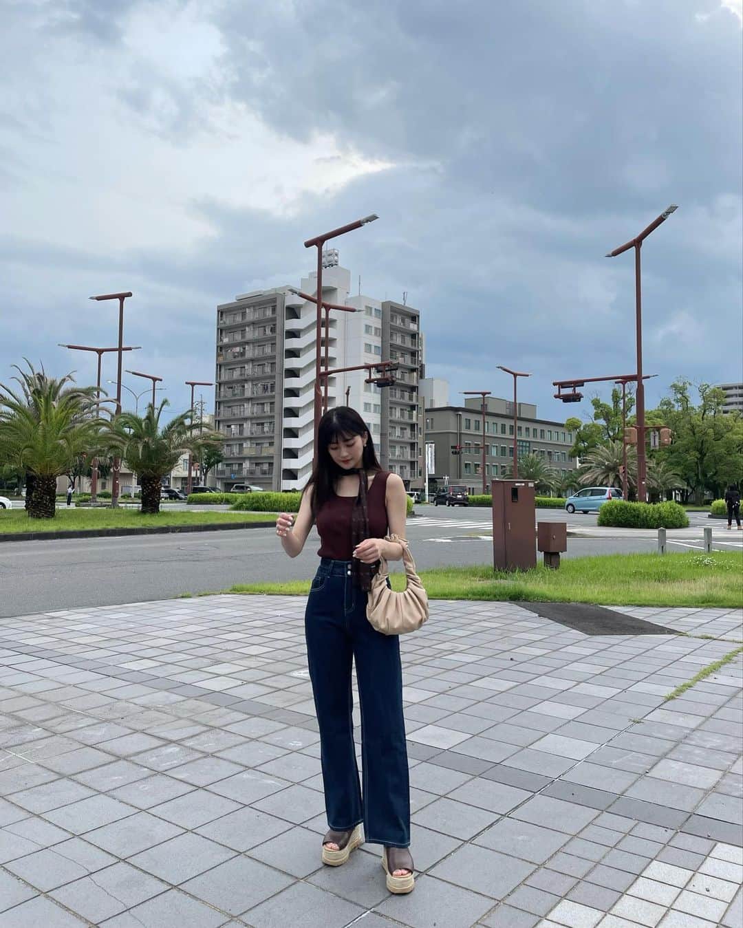 かなこのインスタグラム：「👖コーデ🫶🏼 ハイウエストでスタイルアップ効果抜群デニム🫶🏼 形と丈感めっちゃタイプ！  SHOPLISTでID検索するとでてくるよん◎ @shoplist_official ▶️ #XT000005603 aimoha ２ボタンハイウエストストレートワイドデニムパンツ  #SHOPLIST #SHOPLIST購入品」