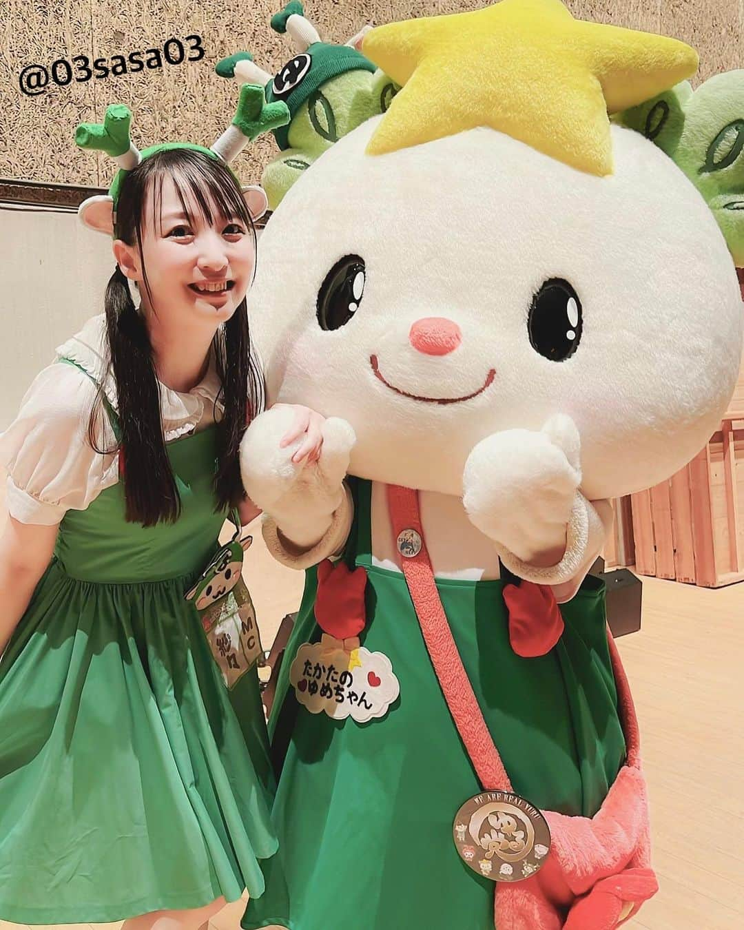 紗々さんのインスタグラム写真 - (紗々Instagram)「今日は、埼玉県深谷市のマブダチ #ふっかちゃん のお誕生日会「ふっかちゃん バースデイぱーちぃ2023」でした❣️  私がふっかちゃんと出会って10年。 ふっかちゃんは13周年です✨✨  みんなに愛されて、がんばりやのおちゃめなふっかちゃん。  私を含め、たっくさんの方々が癒しと勇気とパワーをもらってると思います✨  ふっかちゃんのまわりは笑顔でいっぱい🥰  今日もふっかファンの皆さんの笑顔で埋まった大ホールを見て、幸せな気持ちと感動でいっぱいでした🥲♡  ふっかちゃんが生まれた時から、深谷市の担当の方は異動されてどんどん変わっていく中、みんなが築きあげた大切なふっかちゃんのイベントのMCをずっと任せてくださって、本当に嬉しいです😭ありがとうございます✨✨  深谷の大切なイベントのMCや、深谷の大切な移住定住プロモーション動画に出させていただいたりと、深谷市さんに関わらせていただく度に深谷を知って、深谷の事が更に更に大好きなっていきます(*´ω`*)✨  これからもマブダチふっかちゃんと、心の故郷深谷市を少しでも盛り上げるお手伝いができたら嬉しいです！  そして今日は #スキスリー と #サケスリー のミニライブも😳🎤  いきなりMCのお姉さん歌い出してびっくりだったでしょう😂笑  今日のLIVEを聞いてCDお手に取っていただいたりめちゃくちゃ嬉しかったです！ 応援に来ていただいた皆様も、本当にありがとうございました😭💕  今日はふっかちゃんにもキャラさん達にも、みんなにも会えて一日中めちゃくちゃ楽しかったですー❣️  また来年も会いましょうね！  これからも、末長くよろしくおねぎしますY(o0ω0o)Y💚  #ふっかぱーちぃ #埼玉県 #深谷市 #ふっかちゃん #ゆるキャラ」7月1日 20時55分 - 03sasa03