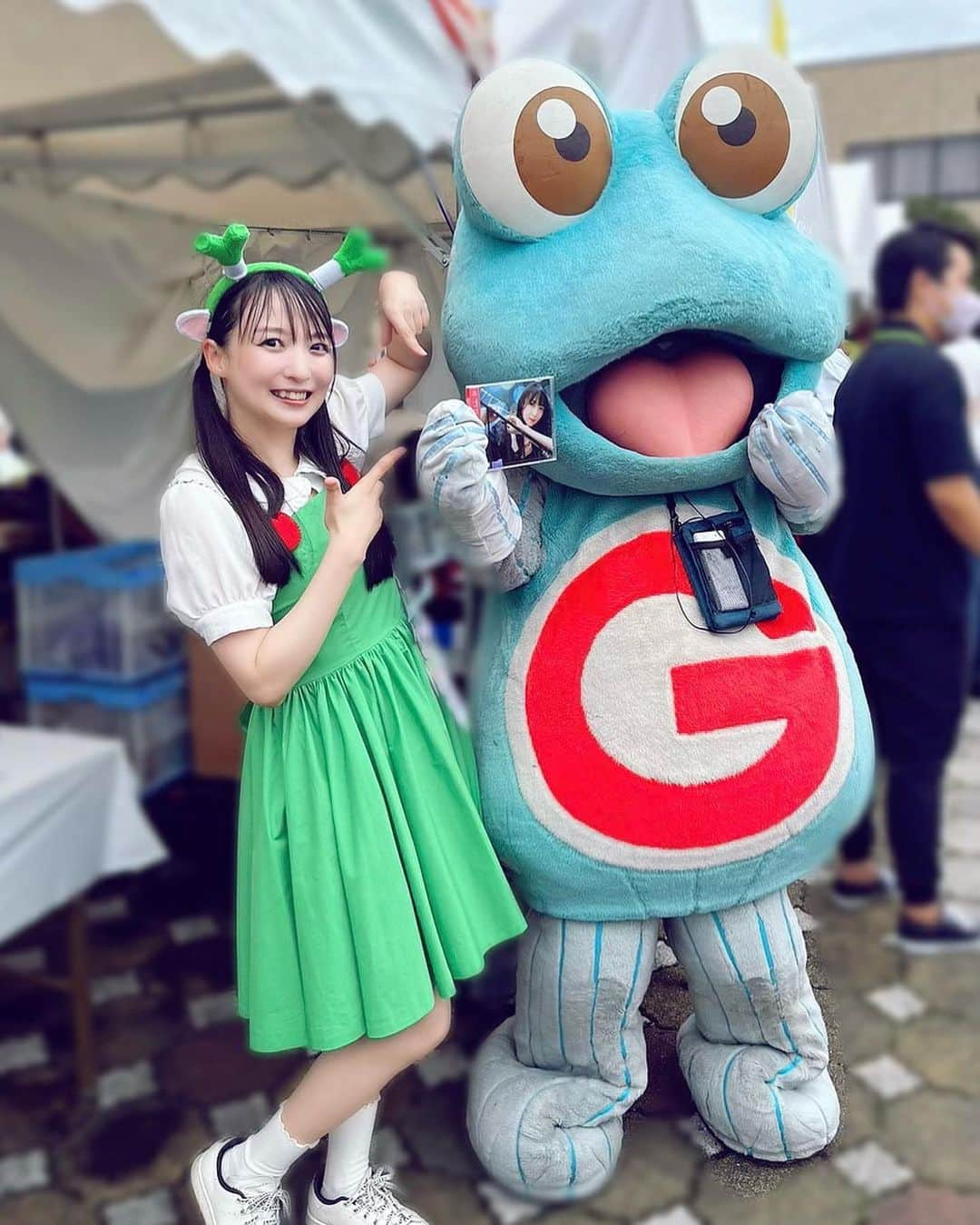 紗々さんのインスタグラム写真 - (紗々Instagram)「今日は、埼玉県深谷市のマブダチ #ふっかちゃん のお誕生日会「ふっかちゃん バースデイぱーちぃ2023」でした❣️  私がふっかちゃんと出会って10年。 ふっかちゃんは13周年です✨✨  みんなに愛されて、がんばりやのおちゃめなふっかちゃん。  私を含め、たっくさんの方々が癒しと勇気とパワーをもらってると思います✨  ふっかちゃんのまわりは笑顔でいっぱい🥰  今日もふっかファンの皆さんの笑顔で埋まった大ホールを見て、幸せな気持ちと感動でいっぱいでした🥲♡  ふっかちゃんが生まれた時から、深谷市の担当の方は異動されてどんどん変わっていく中、みんなが築きあげた大切なふっかちゃんのイベントのMCをずっと任せてくださって、本当に嬉しいです😭ありがとうございます✨✨  深谷の大切なイベントのMCや、深谷の大切な移住定住プロモーション動画に出させていただいたりと、深谷市さんに関わらせていただく度に深谷を知って、深谷の事が更に更に大好きなっていきます(*´ω`*)✨  これからもマブダチふっかちゃんと、心の故郷深谷市を少しでも盛り上げるお手伝いができたら嬉しいです！  そして今日は #スキスリー と #サケスリー のミニライブも😳🎤  いきなりMCのお姉さん歌い出してびっくりだったでしょう😂笑  今日のLIVEを聞いてCDお手に取っていただいたりめちゃくちゃ嬉しかったです！ 応援に来ていただいた皆様も、本当にありがとうございました😭💕  今日はふっかちゃんにもキャラさん達にも、みんなにも会えて一日中めちゃくちゃ楽しかったですー❣️  また来年も会いましょうね！  これからも、末長くよろしくおねぎしますY(o0ω0o)Y💚  #ふっかぱーちぃ #埼玉県 #深谷市 #ふっかちゃん #ゆるキャラ」7月1日 20時55分 - 03sasa03