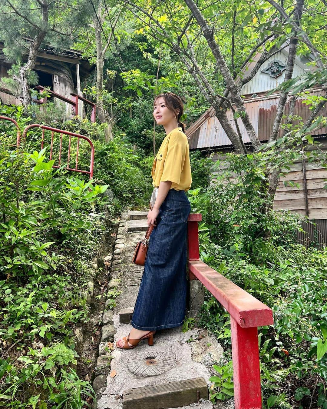 のインスタグラム：「自然は癒されるね🌳🌳🌳  #本条舞 #actor #actress  #蒲郡 #形原温泉 #デニムスカート #ootd」