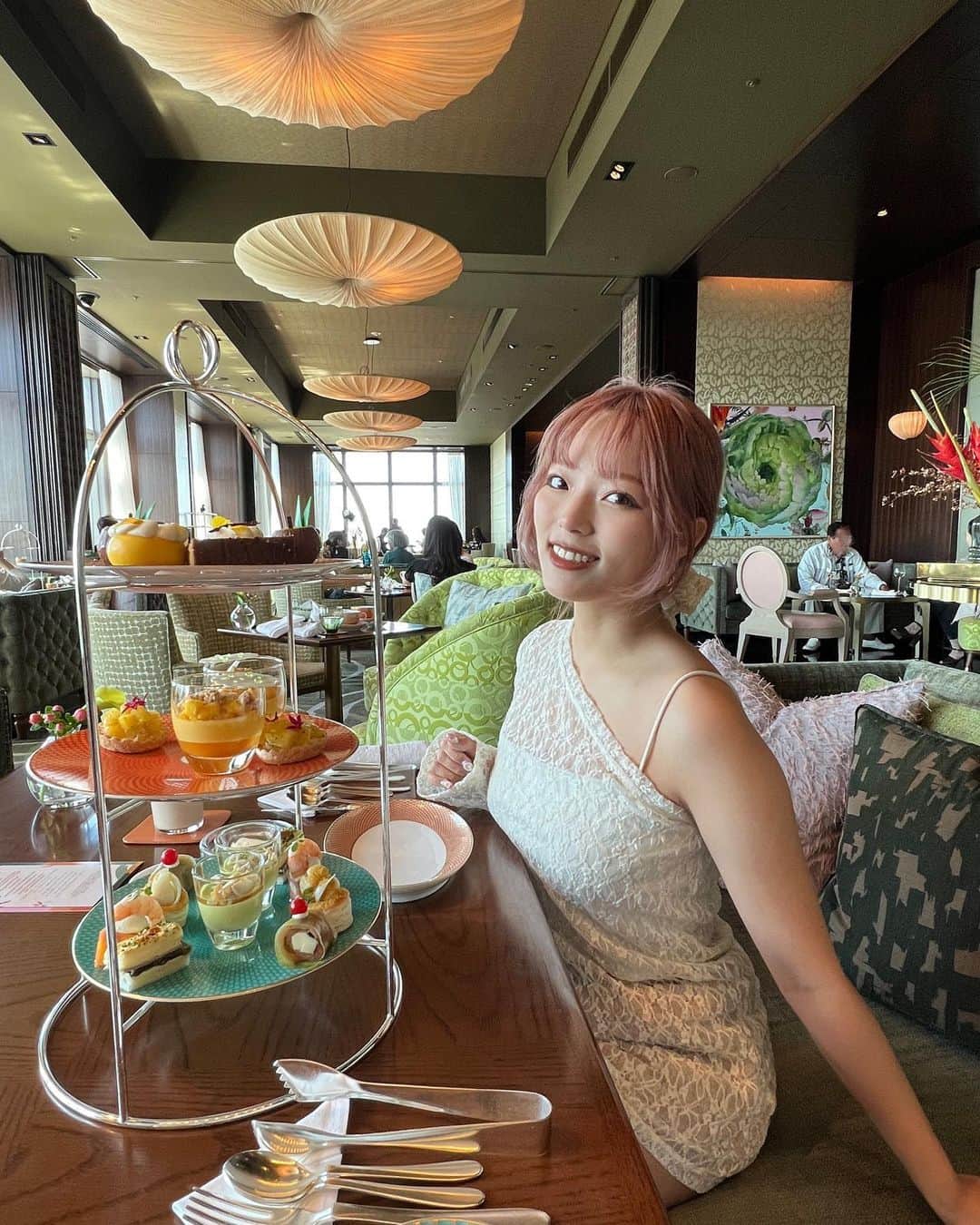 湯上響花のインスタグラム：「⋆｡ﾟ☆ﾟ✩ﾟ｡⋆ 波動が高い！と聞いてからずっと行ってみたかった マンダリンのアフタヌーンティー🤍 本当に気持ちの良いロケーションで 素敵なひとときでした🍀 エキゾチックがテーマで心踊った🌺 #アフタヌーンティー #ヌン活」
