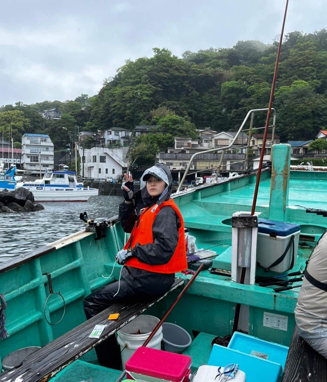 Ryosuke Miyake 三宅亮輔さんのインスタグラム写真 - (Ryosuke Miyake 三宅亮輔Instagram)「とある大雨の休日、朝5時出船。 なんと中田くんと。  釣れました。 巨大カサゴ。 永遠に見てられるカッコよさ。  自己記録更新。  感謝の姿造りにさせていただきました。ありがとう。（5時間かかった）  衝撃が走りました。  これまで様々なお魚を食してきましたが、このカサゴが最も美味でした。 これは本当にカサゴか？？と疑うほどの甘み、旨みがありました。（ねかせてません）  もう一度言います。　 ありがとう。  ちなみに中田くんめちゃめちゃ釣ってた。  ﾅｲｽ🙌  #カサゴ #アカハタ」7月1日 20時58分 - ryosukemiyake_