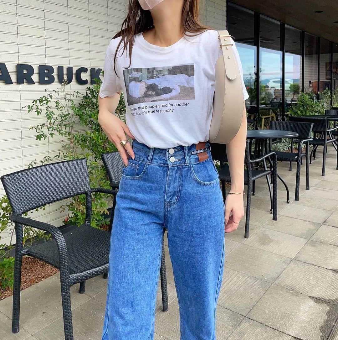のインスタグラム：「夏の定番白Tデニム👖🤍 カジュアルになりすぎないように足元はミュールで🌷  aimohaのこのデニム柔らかくて履きやすくてとても感動した、、、 さらにハイウエストだから足長効果も。 3,000円代でこのクオリティは凄い🤲  SHOPLISTで【 #XT000005603 】を検索すると出てきます✨  @shoplist_official  #SHOPLIST #SHOPLIST購入品 #デニムコーデ #白T #プリントT」