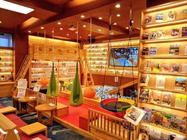 ホテル南風楼さんのインスタグラム写真 - (ホテル南風楼Instagram)「いつもご覧いただきありがとうございます✨  本日は　@yoshi_ito_0308 さまの素敵な投稿をご紹介させていただきます🌿  ロビーの壁にある本棚には 約2,000冊以上の本が ギッシリと！！😲😲😲 全部館内＆お部屋で読めます！ こんな旅館は初めて！ いきなり度肝抜かれました！  ――――――――――――――― . ◇ご予約・お問い合わせ◇ 0957-62-5111 （受付時間 9：00〜18：00） ・ ◆#ホテル南風楼  と付けて投稿すると、こちらの アカウントなどで紹介させていただくことがございます。 ・ ◇お知らせ◇ 大浴場のご利用は、土曜日は15時〜18時がご宿泊の方の時間となって おりますのでご注意ください。 ・ ◇お知らせ◇ ホテル南風楼では素敵なウェディング会場もございます。 ウェディング公式Instagramアカウントです。 →@hotel_nampuro_wedding  ぜひご覧ください。 ・ ※新型コロナウイルス感染予防の対策につきましては プロフィールのURLからご覧いただけます。 ・ ―――――――――――――――――――― ・ #南風楼 #キッズルーム  #家族旅行  #長崎  #夏休み旅行 #家族とお出かけ #キッズスペース  #shimabara #japantrip #kyushu #kyushutrip　#家族旅行 #子供とお出かけ部 　#長崎旅行　#長崎観光　#島原 #ホカンス #長崎グランピング　#島原観光　#島原旅行 #夏旅  #nagasaki #nagasakijapan #nagasakitrip #japanhotel」7月1日 21時00分 - hotelnampuro