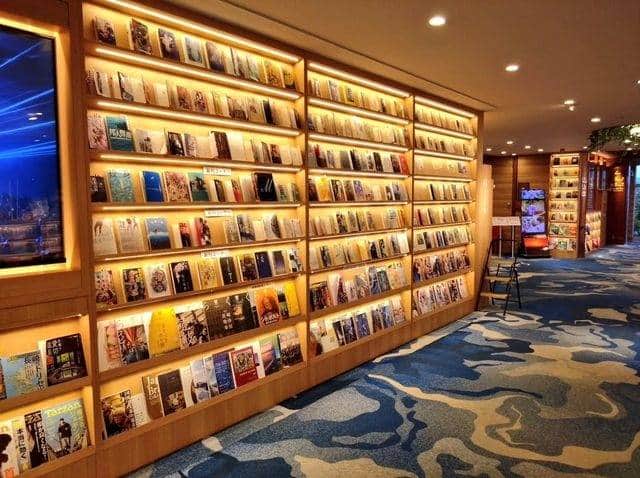 ホテル南風楼さんのインスタグラム写真 - (ホテル南風楼Instagram)「いつもご覧いただきありがとうございます✨  本日は　@yoshi_ito_0308 さまの素敵な投稿をご紹介させていただきます🌿  ロビーの壁にある本棚には 約2,000冊以上の本が ギッシリと！！😲😲😲 全部館内＆お部屋で読めます！ こんな旅館は初めて！ いきなり度肝抜かれました！  ――――――――――――――― . ◇ご予約・お問い合わせ◇ 0957-62-5111 （受付時間 9：00〜18：00） ・ ◆#ホテル南風楼  と付けて投稿すると、こちらの アカウントなどで紹介させていただくことがございます。 ・ ◇お知らせ◇ 大浴場のご利用は、土曜日は15時〜18時がご宿泊の方の時間となって おりますのでご注意ください。 ・ ◇お知らせ◇ ホテル南風楼では素敵なウェディング会場もございます。 ウェディング公式Instagramアカウントです。 →@hotel_nampuro_wedding  ぜひご覧ください。 ・ ※新型コロナウイルス感染予防の対策につきましては プロフィールのURLからご覧いただけます。 ・ ―――――――――――――――――――― ・ #南風楼 #キッズルーム  #家族旅行  #長崎  #夏休み旅行 #家族とお出かけ #キッズスペース  #shimabara #japantrip #kyushu #kyushutrip　#家族旅行 #子供とお出かけ部 　#長崎旅行　#長崎観光　#島原 #ホカンス #長崎グランピング　#島原観光　#島原旅行 #夏旅  #nagasaki #nagasakijapan #nagasakitrip #japanhotel」7月1日 21時00分 - hotelnampuro