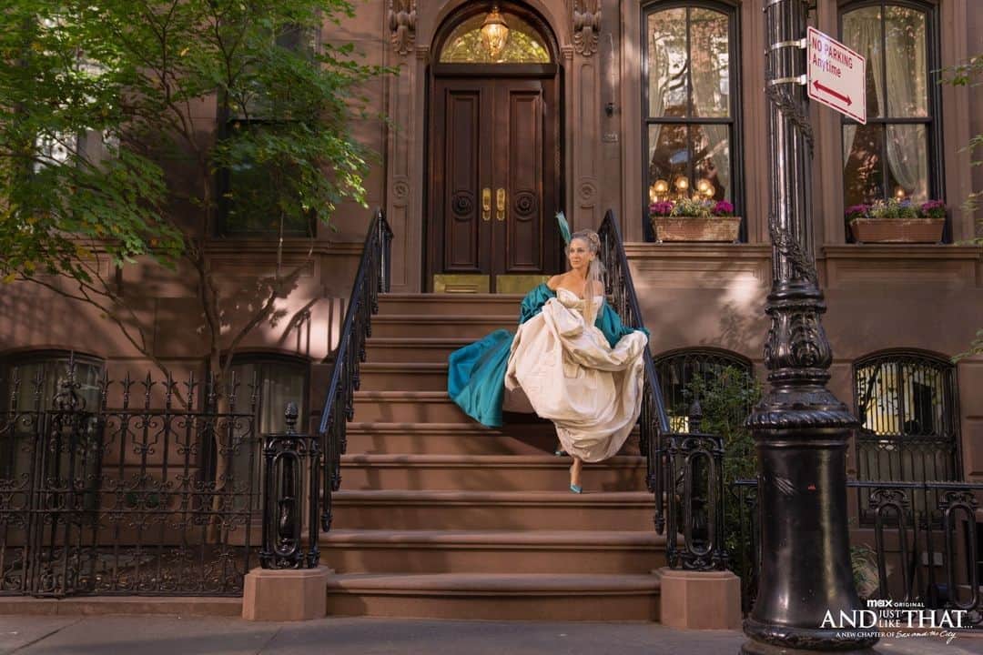 のインスタグラム：「ドラマシリーズ「Sex and the City」の続編として描かれる作品「'And Just Like That...」シーズン2最初のエピソードにおいて、キャリー・ブラッドショーが象徴的なVivienne Westwoodのドレスを新たなスタイルで着用しました。  このドレスは2008年公開の映画版「Sex and the City」、そしてVivienne Westwood Gold label 2007年秋冬コレクション「Wake Up Cave Girl」で登場したものでした。  ⁠このエピソードでキャリーは、ティールカラーのオペラグローブやオフショルダーのケープを組み合わせることでバロック調のボールガウンに変身させ、お気に入りのドレスに新たな生命を吹き込みました。  Vivienne Westwoodのロンドンのアトリエでは、Vivienne Westwoodで制作したブライダル・ドレスやセレモニー・ドレスを厳選した上質なファブリックの端材や刺繍、ビーズ、アップリケ、そして染色やシルエット調整などを用いて、クチュリエの手によってオーダーメイドで生まれ変わらせる"New Life"サービスを提供しています。  @andjustlikethatcostumes @streamonmax ⁠ ⁠ #AndJustLikeThat #VivienneWestwood #ヴィヴィアンウエストウッド」