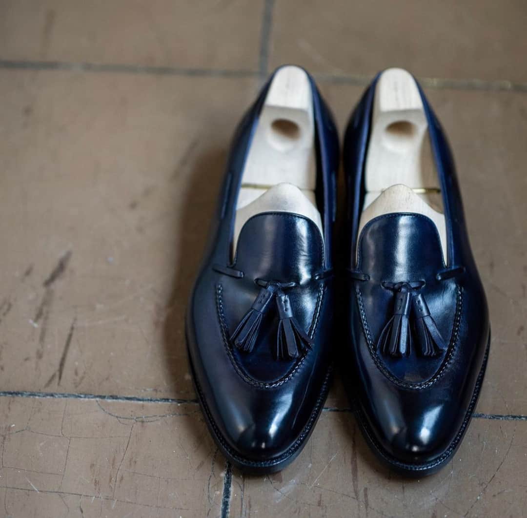 サンクリスピンのインスタグラム：「A shoe that rises to every occasion. For the man who rises to every occasion.​​​​​​​​​ Discover our collection of expertly handcrafted tassel loafers online.  Courtesy of @tanakajukkaten  #shoes #handmadeshoes #madetoorder #mtoshoes #bespokeshoes #handwelted #shoeporn #madebyhand #shoestagram #agentlemanschoice #onlyforgentlemen」
