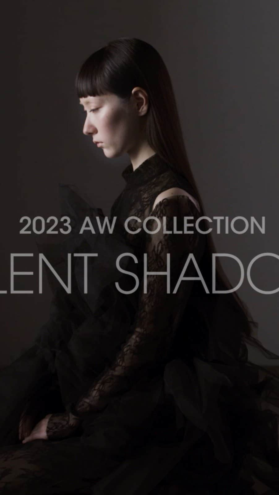 MICHIRUのインスタグラム：「. MiMC @mimc_natural の2023aw collection  “Silent Shadow”は禅の世界からインスパイアされたコレクションです。 京都を旅した時、お寺に立ち寄って静かな時間を過ごしました。 墨の濃淡だけで表現した墨絵や書の質感や色 シンプルだからこそ個性や遊び心が浮き彫りに。 目で見るだけではなくて心の目でただありのままを見ていく禅の世界に引き込まれてました。  蝶をイメージしたアイラインにアーティストのチンパンさんが描く繊細な蝶の墨絵。 初めてのコラボレーションヴィジュアルです。  CD& Photo : 笹口悦民（signo) Video AD :藤永有希子 Hair : 北田大貴 Model :  IA  Japanese‐style Ink paint artist : CHINPAN  Beauty director : MICHIRU  #makeupbymichiru  SILENT SHADOW ⁡ 今という瞬間を味わう禅の世界。 心のなかは、深い静寂に満ちています。 そこにあるのは調和。 相反するものがそれぞれを引き立てあう 二元性を超えた心の風景を、ただただ観ている状態です。 ⁡ ただそこに存在していることの美しさ。 2023 AUTUMN WINTER COLLECTIONは、 ニュートラルな肌に繊細な光と影を施して、 輪郭や骨格、個性を際立たせるテクニックを提案。 陰影は光と影の2つが在ることで生まれてくるもの。 ⁡ 禅の心を通じて繊細な影を描く、竹炭を主役にした、感覚を研ぎ澄ます微細なメイクアップが、 ありのままの美しさを描きます。  8.2(WED) 発売 7.19(WED) 予約開始  ⁡ #MiMC#エムアイエムシー　#silentshadow #2023aw新色　#新色コスメ」