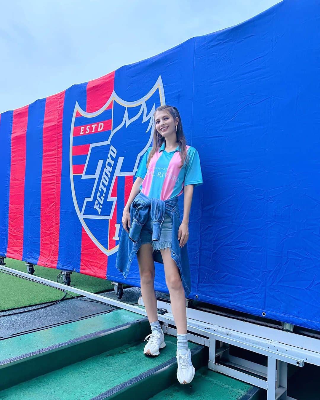 マギーのインスタグラム：「今日は味の素スタジアムへ⚽️🔥 リビエラDAYということで、トークショーと試合前の花束贈呈をしてきました ピッチ入るの緊張した🫨  久しぶりに生で試合を観れたのも楽しかったーーー！ ゴールも観れたし🤩 やっぱりあの応援をきくとわくわくするよね！  @royalriviera_japan  @fctokyoofficial」
