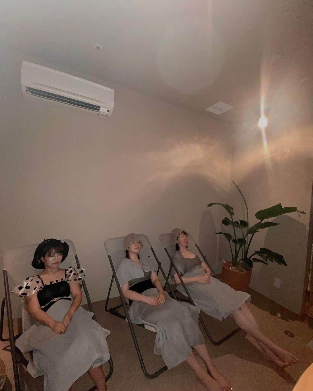 渡邊りつさんのインスタグラム写真 - (渡邊りつInstagram)「private sauna day 🈂️❤︎  本日は関東遠征締めのプライベートサウナ‪𝐃𝐚𝐲‬🧖🏿‍♀️！彩沙ちゃん、みころんちゃんと外苑前の #Sway さんへ。空間がとにかくおしゃれすぎて高まった〰️！  サウナの温度は完璧💯！ 水風呂は氷を購入して ぶち込むと温度変えれます🧊  個人的には部屋やサウナの明るさを 調節できるのがめちゃくちゃ良かった ◎」7月1日 21時04分 - w.rw.r