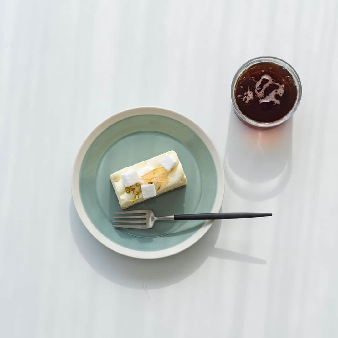 北欧、暮らしの道具店さんのインスタグラム写真 - (北欧、暮らしの道具店Instagram)「どんな料理にも合わせやすい！ yumiko iihoshi porcelain × 木村硝子店のプレート  - - - - - - - - - - - -  今回ご紹介するのは イイホシユミコさんのプレートです。  直線的でシンプルなデザインは、 どんな料理にも合わせやすく 幅広い料理や盛り付けを楽しめます。  食卓が明るくなるニュアンスカラーを 全部で4色ご用意しました。 ふちの白いラインも アクセントとして素敵です。  18cmプレートはデザートをのせたり 取り皿にもおすすめのサイズ。 22cmは朝ごはんやランチプレート、 メインのおかずにも使えますよ。  深く広めなリムのおかげで、 汁気のある料理でも安心です。  高台のないかたちなので、 重ねた時にすっきりと 収まるのも嬉しいところ。  このシリーズには、 ボウルのご用意もあります。  色や形違いで組み合わせて 食卓に取り入れてみてくださいね。  . ーーー 掲載のアイテムはこちら▼ ーーー . ☑︎yumiko iihoshi porcelain × 木村硝子店 / dishes / プレート - - - - - - - - - - - - - - - - - -   ▶︎ お買いものはプロフィールのリンクから ご覧くださいね。→@hokuoh_kurashi . #イイホシユミコ#yumikoiihoshiporcelain#木村硝子店#dishes#プレート#うつわ#食器#食器好き #デザート#朝ごはん#ランチ#夜ごはん#ディナー#料理#シンプル #シンプルライフ#シンプルデザイン#暮らしを楽しむ#日々の暮らし #北欧#暮らし#北欧暮らしの道具店」7月1日 21時04分 - hokuoh_kurashi