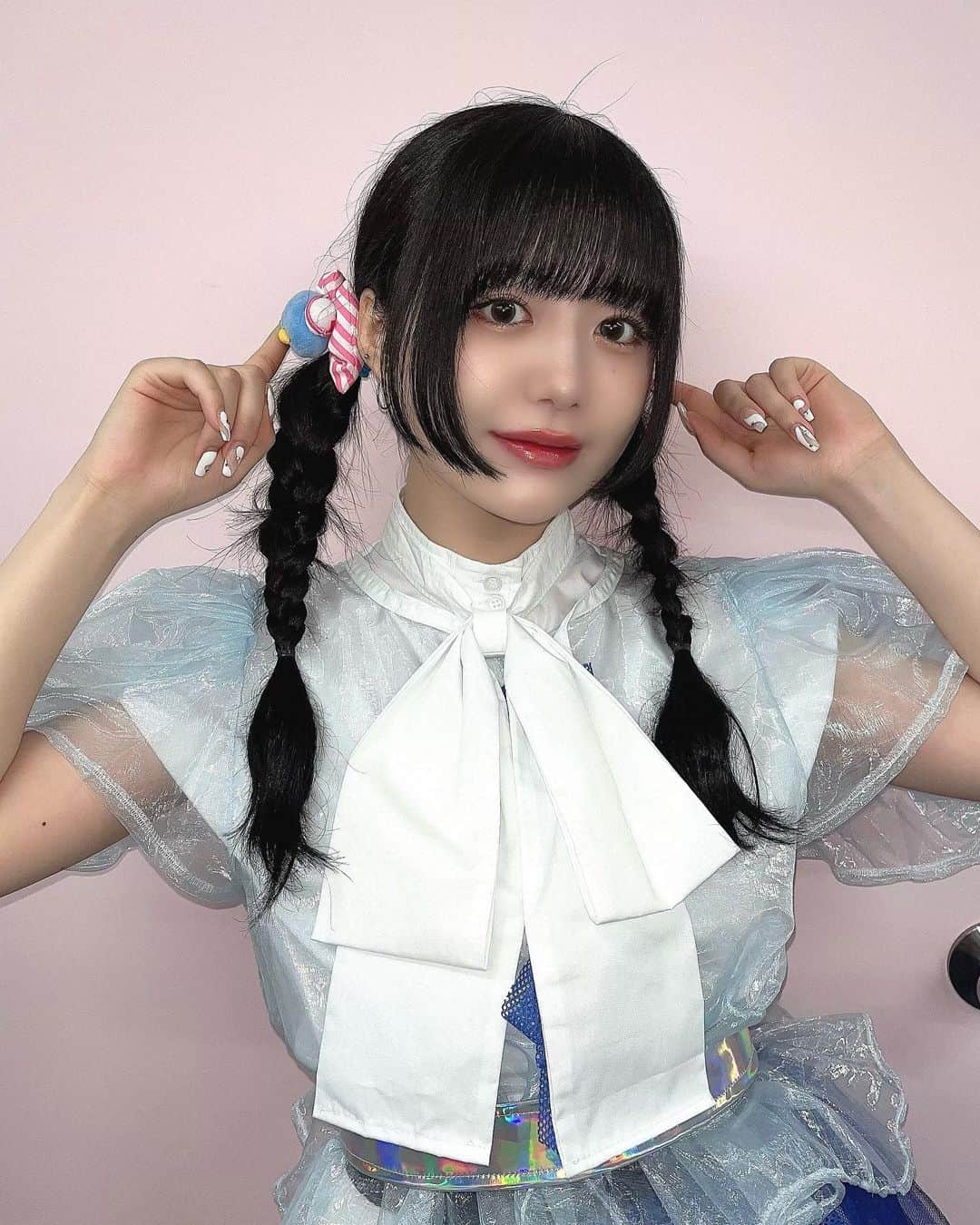 月雲ねるのインスタグラム：「サンリオピューロランドで、だいすきなタキシードサムくんとライブしました🐧🩵  特典会でみんなそれぞれすきなキャラのグッズを持ってきていて、わたしもサムくんのぬいぐるみ持ってくればよかった〜ってなった、、、😢💔」