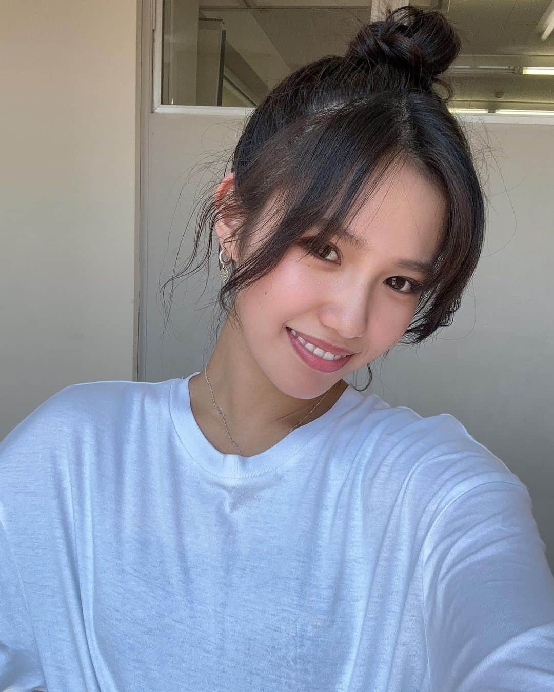 増田小春のインスタグラム：「7月きちゃったみたいっ🙈💗🤍  TikTokで好評だったお団子さん🍡  2023年もあと半年で終わるって考えると、 すごくあっという間だねっ！  #こはる #お団子ヘア #ジャージ #7月 #fashion #makeup」