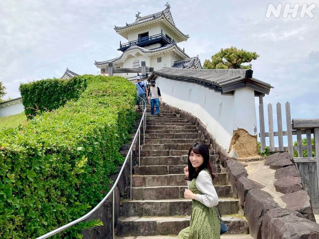 NHK「ニュースウオッチ９」さんのインスタグラム写真 - (NHK「ニュースウオッチ９」Instagram)「静岡県の #掛川城 🏯  「東海の名城」といわれましたが、江戸時代に地震で損壊しました  今の天守は、平成6年に復元された 日本初の本格木造天守です   お城クイズ💡  掛川城で現存する建物は何でしょう？  #サタデーウオッチ9 #お城クイズ #久保井朝美」7月1日 21時05分 - nhk_nw9