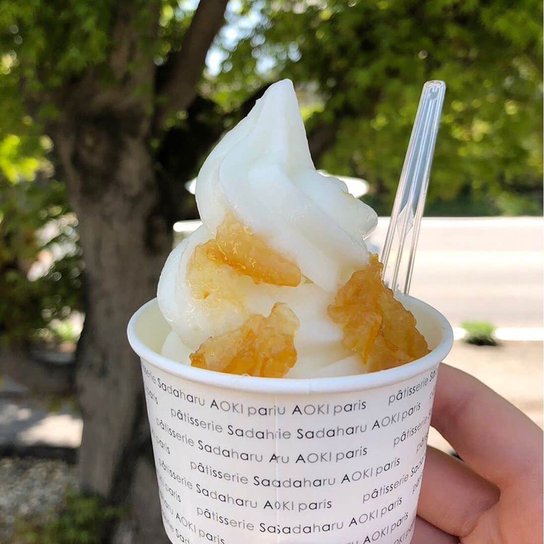 pâtisserie Sadaharu AOKI parisのインスタグラム：「柚子の酸味や爽やかな酸味を感じる新作ソフト🍦  軽井沢もいよいよベストシーズン！ アトリエ軽井沢店では、「ソフト クリーム ユズ」を販売しております。 柚子のピューレを加え、さっぱりとした口あたりに仕立てたシャーベットを柔らかなソフト状に仕立てました。 仕上げにアトリエ軽井沢で炊き上げた「コンフィチュール ユズ」をトッピング。 暑い夏にぴったりの味わいです♪  ＿＿＿＿＿＿＿＿＿＿＿＿＿＿＿＿＿  【販売店舗】 サダハルアオキ アトリエ軽井沢店 【販売期間】 販売中 【提供時間】 11:00～17:00  ＿＿＿＿＿＿＿＿＿＿＿＿＿＿＿＿＿」