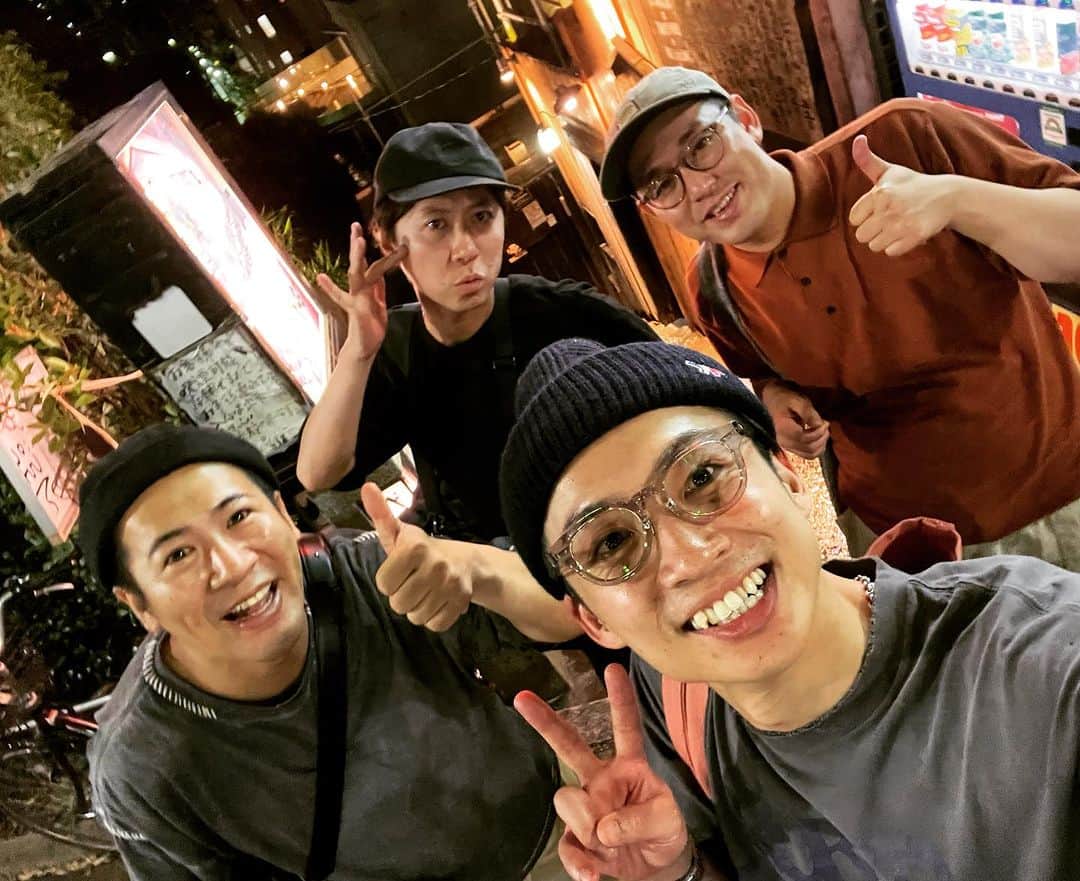 河井ゆずるのインスタグラム：「見た目は大人、中身は子供、弟みたいに可愛いコットンきょん。  心優しくて癒してくれる、飲むとよく笑う可愛いオズワルド畠中。  もう写真はピース以外に知らないアインシュタイン河井。  ヤジマリー。」