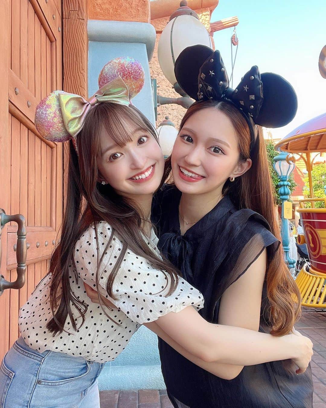 あかねぴのインスタグラム：「. ⁡ ゆーかとディズニー🏰🫧💕 ⁡ 年パス時代にたっくさんディズニー行ったし、 海外ディズニーも一緒に行ったから 一緒に行くの何回目だろう☺️♡ ⁡ 何回行っても楽しくて 毎回わたしたちはアトラクション少なめの 食べ歩き多めのまったりディズニー♡笑 ⁡ 梅雨に入ってからだったのに 晴れてくれて、めちゃめちゃ最高に楽しい日だった🫶🏻💞 ⁡ 　 #disneyland #tdl #disneyphoto #ディズニーランド #ディズニーコーデ #ディズニーフォト #ディズニーフード」
