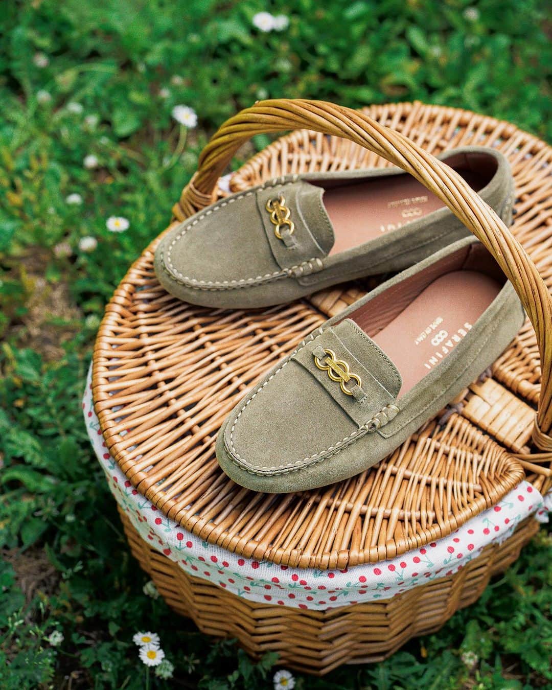 のインスタグラム：「Grace, a timeless must have for Summer!!!  Discover all the colors available on our online store. #madeinitaly🇮🇹 #SerafiniShoes . . . #shoes #italianstyle #summervibes #womanstyle #classicstyle #timeless #musthave #mocassins #loafer #italiandesign」