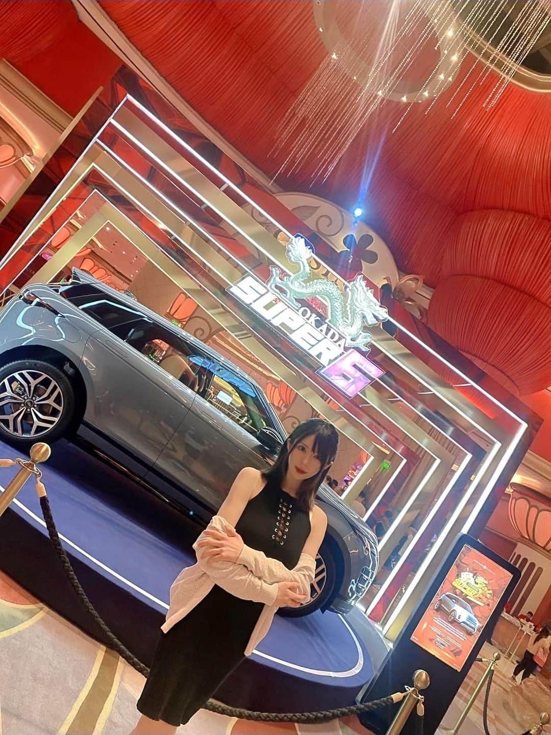 辻井ほのかのインスタグラム：「有很多很酷的车☺️有一天我也想骑❤️❤️  There were a lot of cool cars☺️I want to ride someday too❤️❤️  #car #sexycargirl #niceday #nicebody #Manila #日本女孩 #日本美女 #性感女演員 #日本性感女星」
