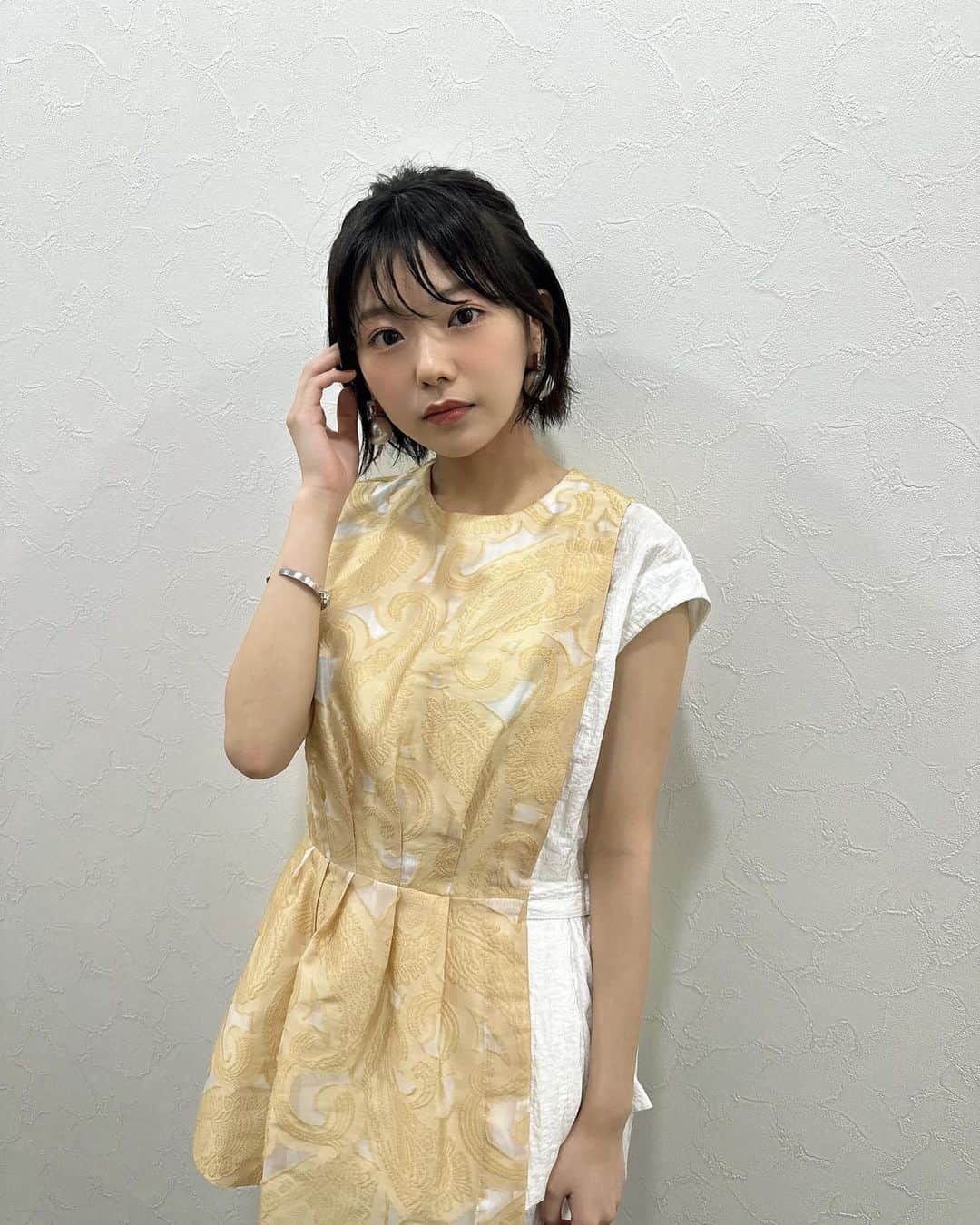 大熊杏優のインスタグラム：「映画「#札束と温泉 」が公開初日を迎えました〜！ 舞台挨拶にお越しくださった皆様ありがとうございます。 この映画がたくさんの方に届くことを願ってます☺︎  素敵な衣裳も着ることができて嬉しかったです✨ トップス、パンツ: @panormo_official  イヤリング、バングル: @masaejewelry  シューズ: @dianashoespress」
