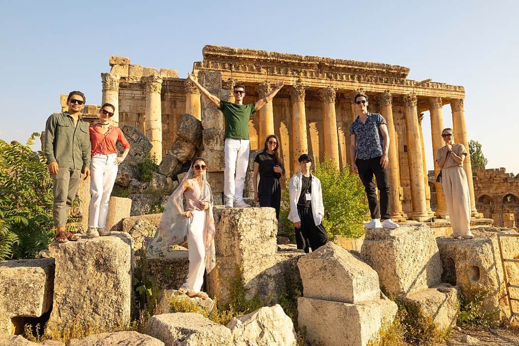 ロベルト・ボッレのインスタグラム：「Tourist mode. Visiting the site with my beautiful friends ❤️ @anna5tsygankova  @adamzhanbaktiyar @casiavengoechea @traviscknight @konovalovaliudmila @yolanda_correa_frias @ricardoc197 @alessandroquartaofficial   #robertobolleandfriends #bolletour2023  📸 @dancersdiary  @baalbeckfestival  @icibeyrouth  @thisisbeirutnews  @iiclibano  @italyinlebanon  @officialrobertobolle」
