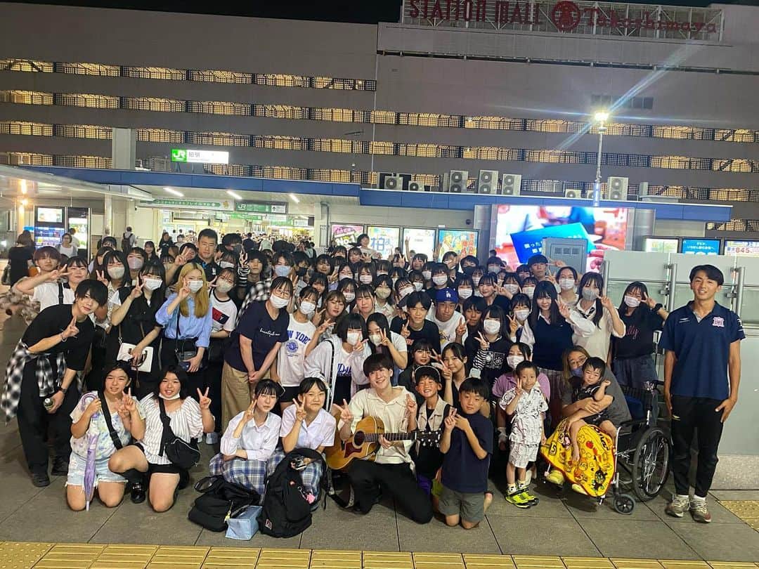 南平達矢のインスタグラム：「地方初路上ライブ‼️(柏駅) 最初緊張しまくりで、思うように歌えなかったけど、暖かく見守ってくださりありがとございました！ 沢山の人が来てくれてうれしかったです😭😭 またみんなに会いたーい！！  次は7/8 神奈川県　海老名駅！」