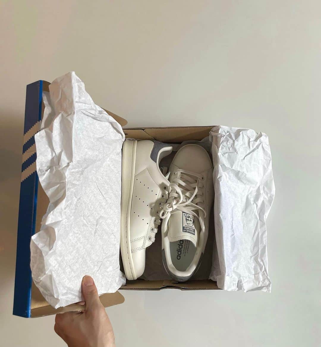 原花奈妃のインスタグラム：「おnew♡ 定番も１つは持っておかないとということで😽  #stansmith  #adidas  #スニーカー」