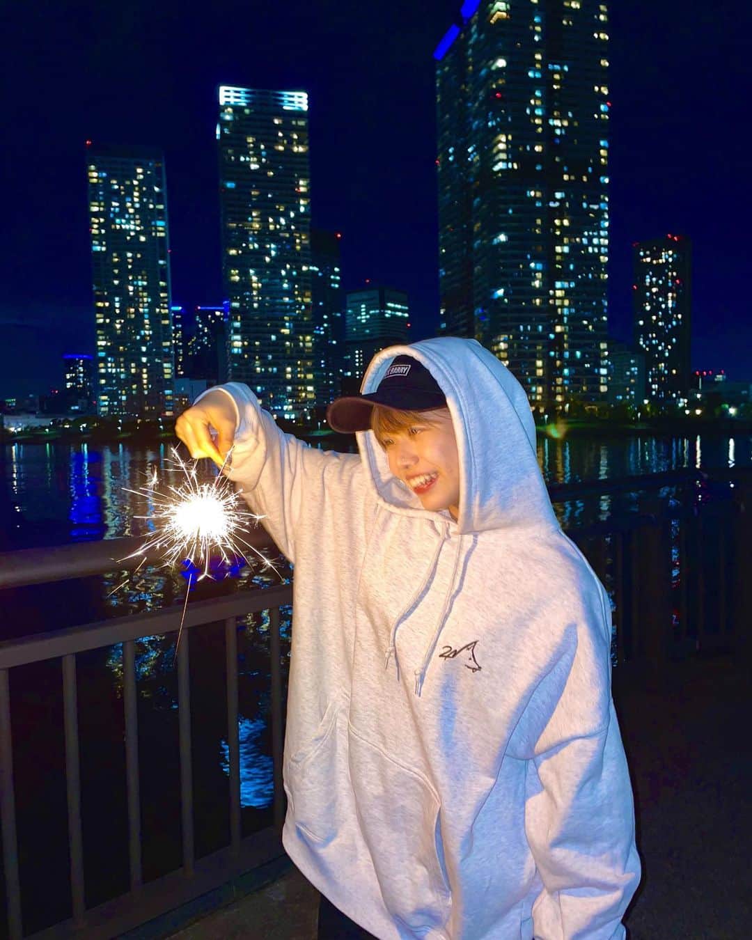 ゆーりのインスタグラム：「花火したよーん😆🎇 ･ ･ ･ ⁡ 上京してからコロナ禍で中止になったりで1回も行ったことないないから 今年の夏は お祭りと花火大会に行きたい！！！！😳😳😳 ･ ･ ･ ･ ･  #2n  #instagram  #instagood  #ootd  #fashion  #hair  #makeup  #summer  #vacation  #photooftheday  #followforfollowback」