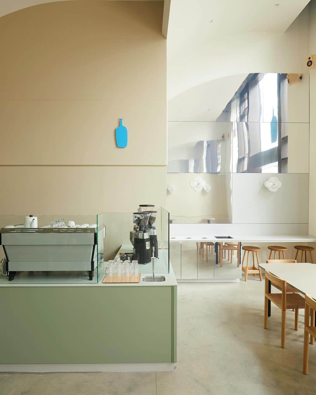 Blue Bottle Coffeeのインスタグラム：「Our Tribune Tower cafe in the heart of Chicago opens today. As the original home of the Chicago Tribune, Tribune Tower holds historical significance as a hub for global correspondence and thought leaders. We honor its role in history with the design of our cafe etched into the iconic tower’s foundation.  We broke from Blue Bottle tradition and adorned this cafe with elements of sage green, inspired by the ornate window trim on the building’s facade. You will also find a familiar clover pattern borrowed from decorative metalwork. As a nod to the world-renowned newspaper that once called this tower home, we used 100% post-consumer recycled paper stone for wall cladding  Join us for the grand opening and get a special surprise for stopping by.  Blue Bottle at Tribune Tower 435 N. Michigan Avenue 7 AM - 6 PM」