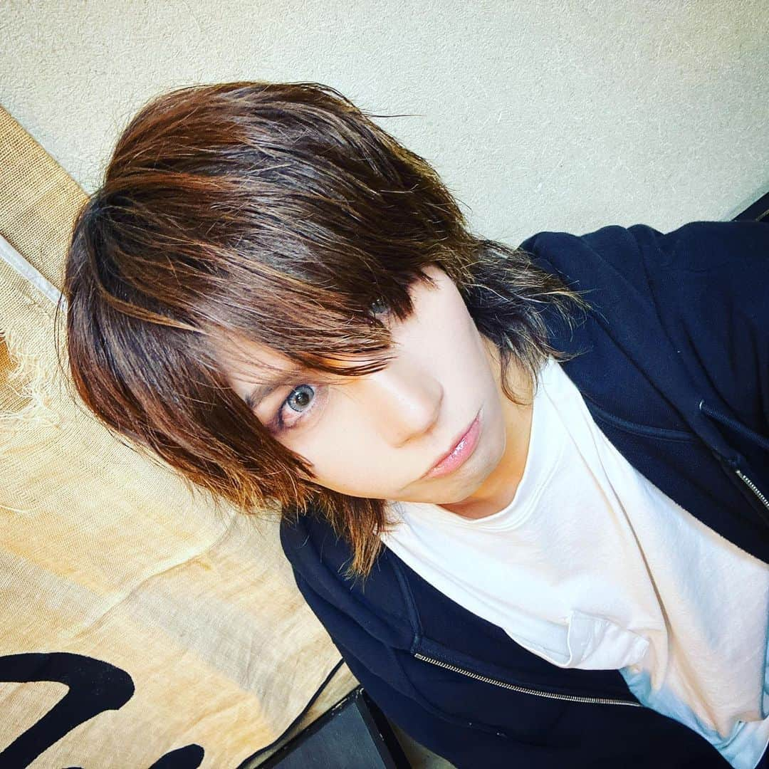 TAKUMA のインスタグラム：「TAKUMA&宏一VIPありがとうございましたー！！  特に大きなミスもなくやりきりました🔥  本日のセットリスト  カレーライスさえ作れない please please please money ラテアート 約束 星空エゴイズム 爆発MY HEART CIRCUS シンデレラ MASK My Life 鬼ごっこ Another World  バラエティに富んでる💎  2週連続でありがとうございました☀️  楽しくやれました！  次はギルド名古屋で会いましょうー！  それでは  ほなっち(๑^-^๑)/  #たんさん #ベース」