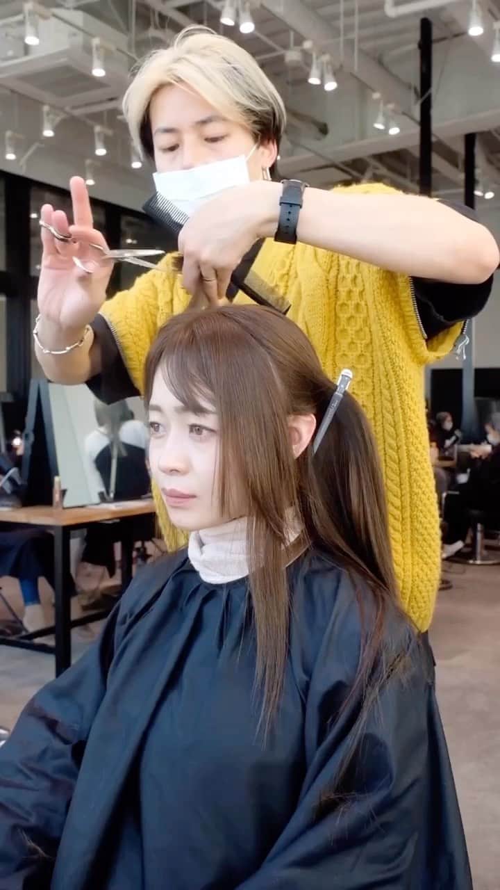 のインスタグラム：「✔style by @yu_kihair 【 #ALBUM動画_カット】 ↑別パターンはこちら↑  - - - - - - - - - - - - - - -  顔まわりしっかり作りました😍  - - - - - - - - - - - - - - -  こちらのスタイルは 銀座店の伊藤 佑記（ @yu_kihair ） が担当いたしました！  何かご不明点がございましたら お気軽にコメントください。 担当スタイリストからも コメントいたします！  - - - - - - - - - - - - - - -  cut ¥2,900~ cut + color ¥4,800~ cut + double color ¥14,800~ etc... ※店舗により料金が異なります。  - - - - - - - - - - - - - - -  《求人募集》 ALBUMでは店舗拡大のため 随時スタッフを募集しております！  「トレンドヘアーを、毎月通える価格で提供。」が コンセプトのサロンです。 めまぐるしく変化する 世の中のトレンドを素早くキャッチし、 誰にでも手の届くお手ごろなプライスで 毎月通えるサロンを目指しております。  《業務内容》 ①正社員スタイリスト ②業務委託スタイリスト ③中途アシスタント  《応募方法》 ALBUM公式Instagram TOPページに 記載されております URLからご応募くださいませ。 www.album-hair.com/recruit  - - - - - - - - - - - - - - -  【お問い合わせ先】 ALBUM OFFICE TEL / ‪03-6712-5547‬ FAX / ‪03-6712-5548‬ MAIL / info@album-hair.com  ALBUM（ @album_hair ）  #サイドバング #顔周り #顔周りカット #顔周りレイヤー #顔まわり #顔まわりカット #顔まわりレイヤー #おくれ毛カット #韓国風ヘア #ワンホンヘア #ヘアカット #カット #カット動画 #カット講習 #似合わせカット #レイヤーカット #レイヤー #レイヤーヘア #レイヤースタイル #フェイスレイヤー#ロングレイヤー #銀座美容室 #hairideas #haircut #髪型設計 #剪髮 #앞머리 #컷 #ร้านเสริมสวย」