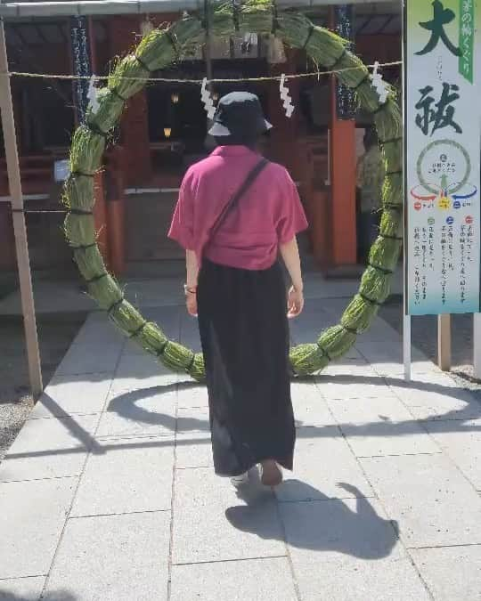 植田麻友美のインスタグラム：「兼六園の中にある  金沢神社さん⛩  兼六園の中にあって凄く美しい神社さんでした🍀  水みくじもあって  私は大大吉でした🌸  神社までの道は美しく、とても素敵な場所🍀  そして鯉を呼ぶ女🤣   #金沢神社   #兼六園  #神社巡り   #茅の輪くぐり  #水みくじ」