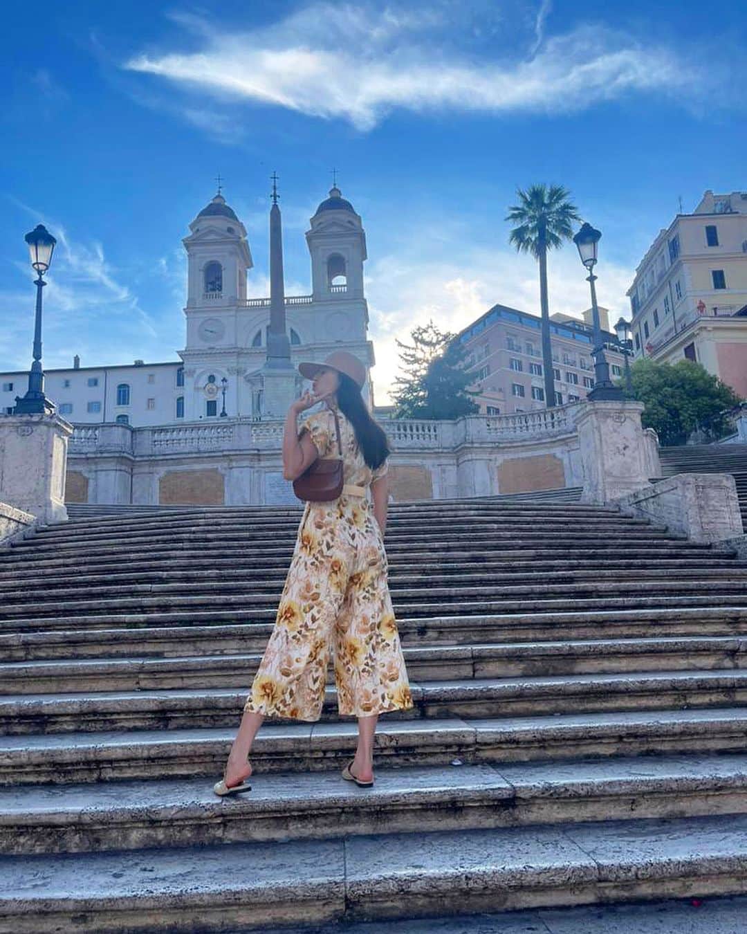 ラライン・シャーさんのインスタグラム写真 - (ラライン・シャーInstagram)「Rome-ing around lately...  #adayinrome #wasntbuiltinaday  #wishingformorewishes #hereforthepasta #nevercuttingcarbs #touristy #feels #trevifountainwishing #spanishsteps #butinrome」7月1日 21時31分 - ralineshah