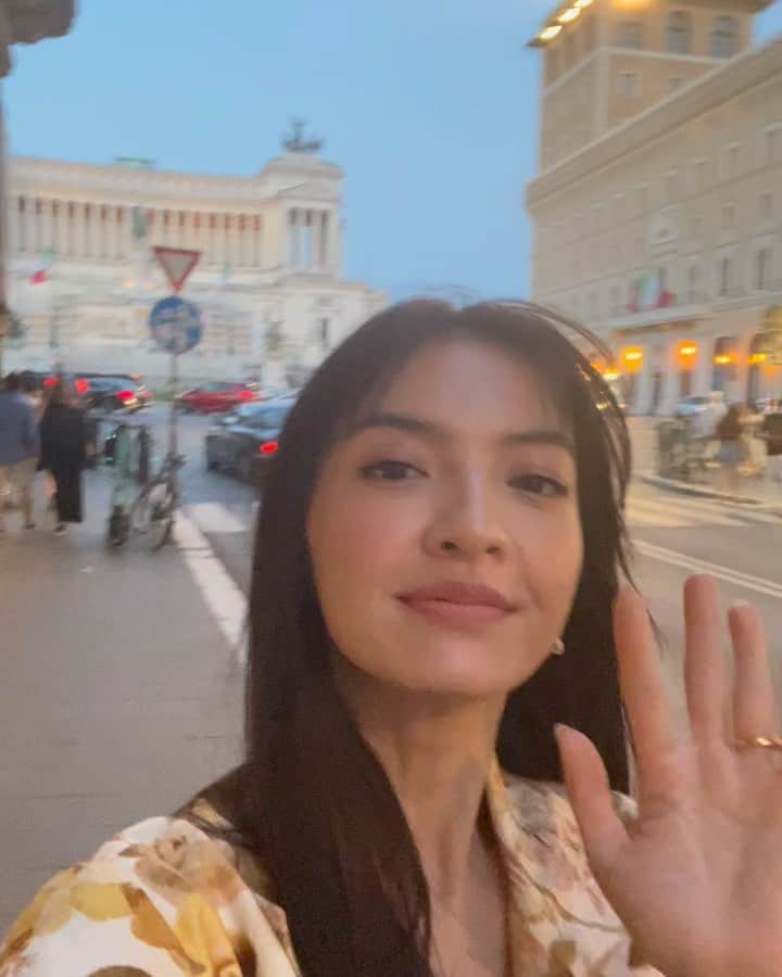 ラライン・シャーのインスタグラム：「Rome-ing around lately...  #adayinrome #wasntbuiltinaday  #wishingformorewishes #hereforthepasta #nevercuttingcarbs #touristy #feels #trevifountainwishing #spanishsteps #butinrome」