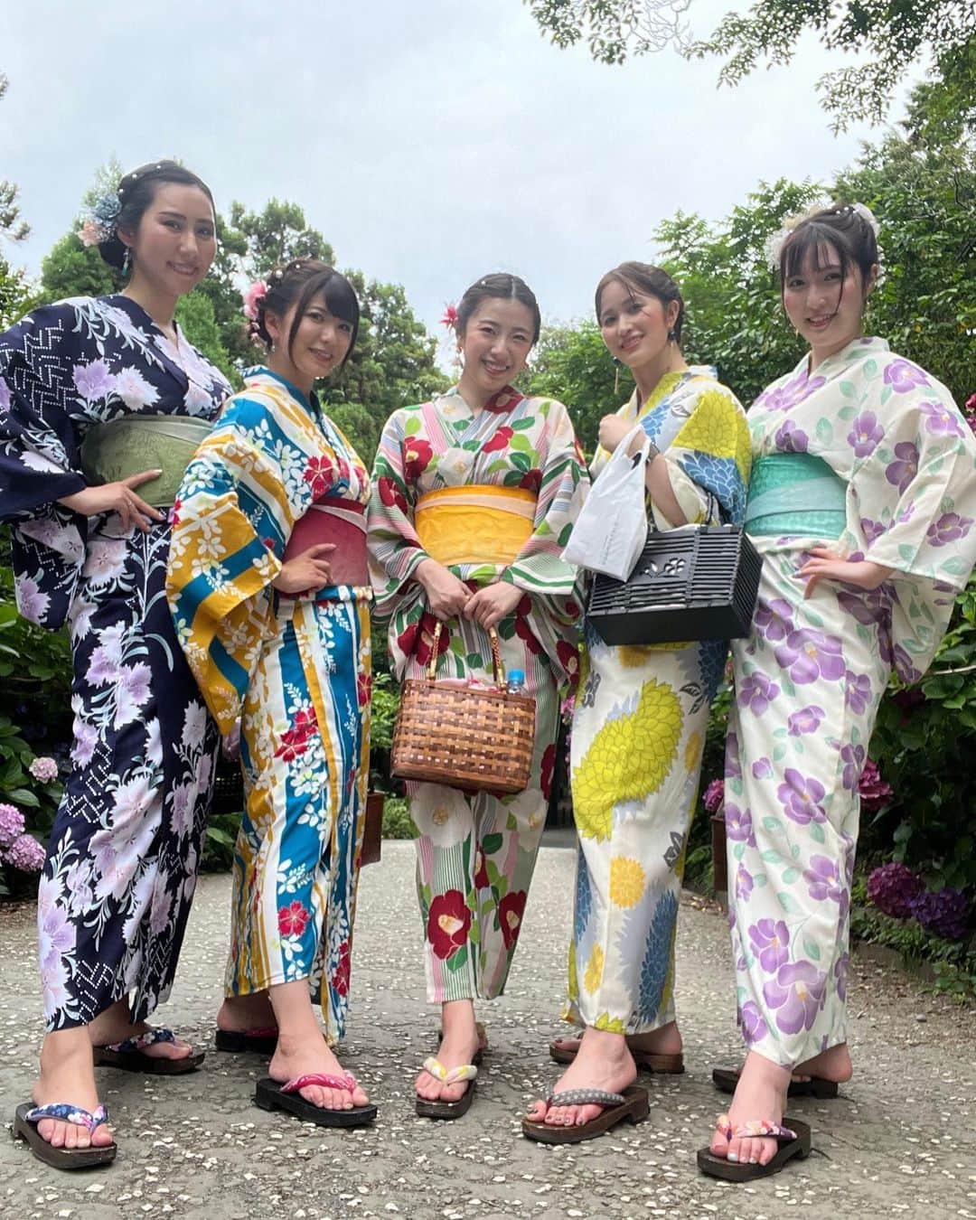 のインスタグラム：「RQ時代の同期と先輩と 集まるの会💙 ㅤㅤㅤㅤㅤㅤㅤㅤㅤㅤㅤㅤㅤㅤㅤㅤㅤㅤㅤㅤㅤㅤㅤㅤ今回は鎌倉編！ ㅤㅤㅤㅤㅤㅤㅤㅤㅤㅤㅤㅤ 皆の浴衣👘姿可愛すぎか☺️ 写真みんなで撮ろう？ って言うと 誰も何も言わないのに ポーズや向きを揃えたり 身長順や当時の並びをサッと あたりに職業病で染み付いてて 爆笑してしまいました🤣 ㅤㅤㅤㅤㅤㅤㅤㅤㅤㅤㅤㅤ ちなみに私の身長は166cm なのに普通に見えるって🙃 ちょうど真ん中ぐらいかな？  ㅤㅤㅤㅤㅤㅤㅤㅤㅤㅤㅤㅤ 📸3枚目は おいでやす鎌倉。って文字入れ したいぐらい笑  📸4枚目は ただのチャリで来たポーズ🚲 ㅤㅤㅤㅤㅤㅤㅤㅤㅤㅤㅤㅤ ㅤㅤㅤㅤㅤㅤㅤㅤㅤㅤㅤㅤ 次会の集まりは8月 ○○○○編！！😆 楽しみです💙💙  ㅤㅤㅤㅤㅤㅤㅤㅤㅤㅤㅤㅤ  #浴衣ヘアアレンジ  #浴衣女子  #浴衣コーデ  #浴衣美人 #鎌倉観光  #女子旅 #鎌倉グルメ  #銭洗弁天宇賀福神社」