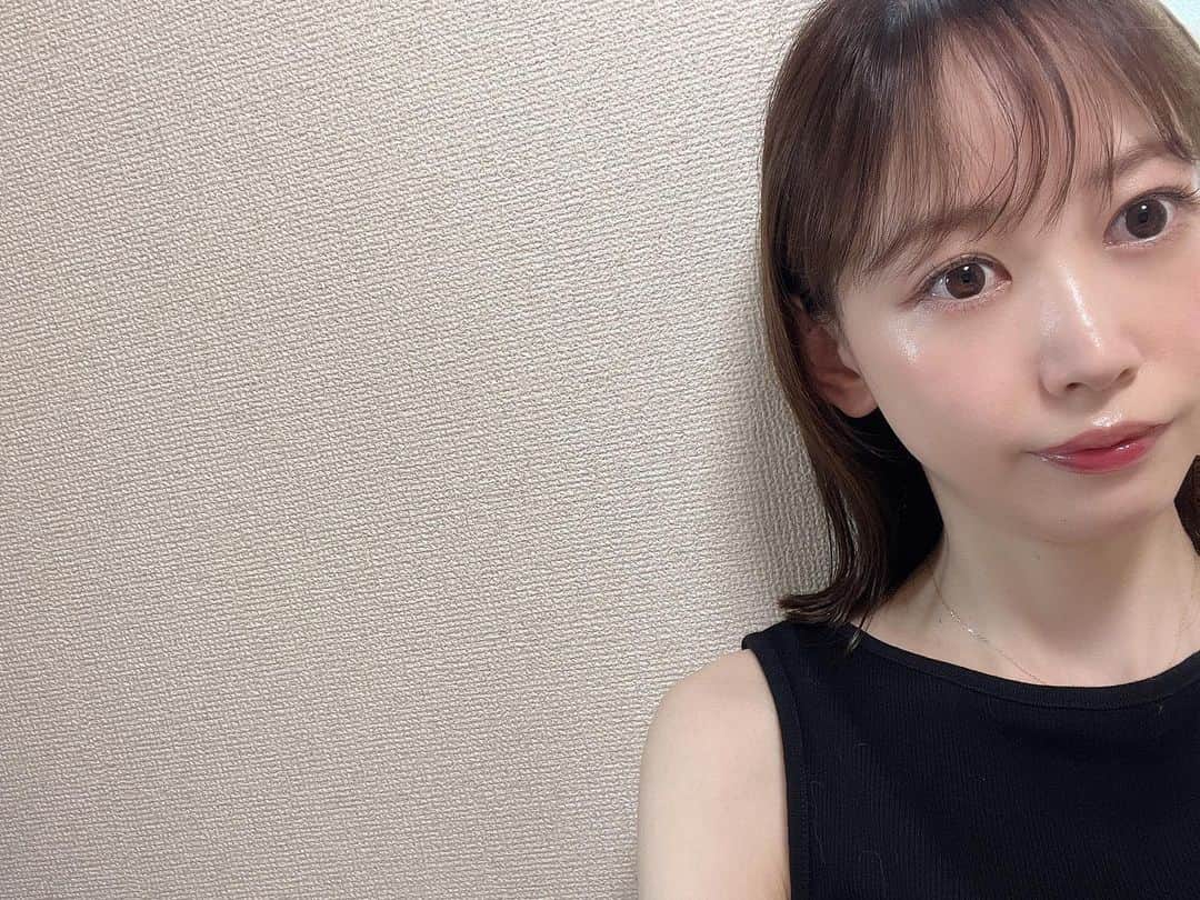 のインスタグラム：「make up✨ ㅤㅤㅤㅤㅤㅤㅤㅤㅤㅤㅤㅤㅤ 30代大人メイクで抜け感を意識してみたら めちゃくちゃ良かった…！ さすが小田切ヒロさん👏🏻 （YouTubeのメイク動画を参考に） ミネラルステックチーク 05 ブリスフル @mimc_natural  これをアイシャドウとして使うの！ 今までオレンジは似合わないから使っていなかったけど このブロンズカラーが最高すぎる✨ まぶたに彫りとクマが目立たず馴染みが良い◎ もちろんチークとしても使えるし優秀🫰🏻 リップは @clarinsjp と @romand_jp  コンフォートリップオイルシマー09を全体に塗って デュイフルウォーターティント06を唇の中心に。  この前 @okao_labo さんで毛穴が気になったので 炭酸パックを追加したらお肌がちゅるちゅるに🥚 次はスキンケアレッスンを予約したので楽しみ🫶🏻 ㅤㅤㅤㅤㅤㅤㅤㅤㅤㅤㅤㅤㅤ #makeup#mimc#ミネラルステックチーク#小田切ヒロ#エムアイエムシー#抜け感#ツヤ肌#リップ#クラランス#ロムアンド#ユニクロ#uniqlo」