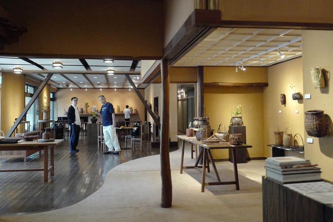 のインスタグラム：「. 板室温泉大黒屋で 昨日から始まった日本一の竹コレクター斎藤さんの竹籠展。 サロンは美しい作品で溢れています♡」