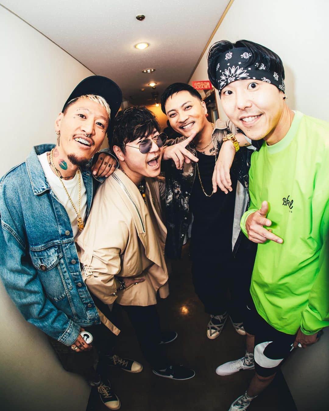 のインスタグラム：「月世界盛り上がりすぎた🪩⚡️ 神戸に集まってくれたみんな本当にありがとう！ 余韻ひたひた。このメンバー危ない連戦初日アソボウヨしすぎた！だいすき！ まだまだ良い写真あるからいっぱい載せよっと @chehon440 @staxxt_cream @cimba425  @im_seira_ @momo.uh @blkbarb2k5  @ohacho  📸 @junya_thirdeye  #神戸事変 #イイ女エエ女 #アソボウヨ」