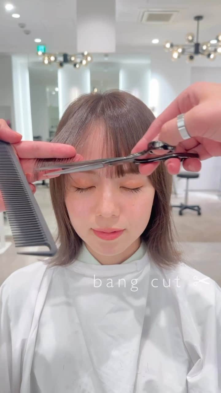 齋藤純也のインスタグラム：「bang cut✂︎  最近少しカジュアルなヘアスタイルもおすすめ💇‍♀️ トレンドを抑えたヘアスタイルを提案させていただきます 骨格と輪郭と髪質に合わせて誰よりも似合うヘアスタイルを♪  ✴︎PRICE✴︎ カット✂︎7700円 カラー✂︎7700円  カットなしの場合シャンプーブロー料金+2200円 カラーはトリートメントin処方で圧倒的な艶感と手触りをプラスします。 ブリーチor3Dハイライト施術はプラス7700円です。 パーマ✂︎7700円 トリートメント✂︎種類多数によりカウンセリングで決めさせていただきます。5500円〜11000円 縮毛矯正✂︎17600円、前髪のみは6600円 ・ ネット予約が×の所もお電話かDMで時間調整できますので気軽にご連絡ください！ kelly.表参道本店　A1出口より徒歩45秒 東京都渋谷区神宮前5-2-5 JY表参道ビル２Ｆ kelly. ・ ・ ✔️群馬県伊勢崎市で出勤するスケジュールは隔週水曜日です。 群馬店は料金が異なります、お問い合わせください 群馬のご予約はＤＭまたは ホットペッパービューティーで  kelly. by L.O.G 検索✂︎ 在籍日程が少なくて申し訳ありません。 薬剤は最新のものを揃えました 群馬県伊勢崎市宮前町146-1」