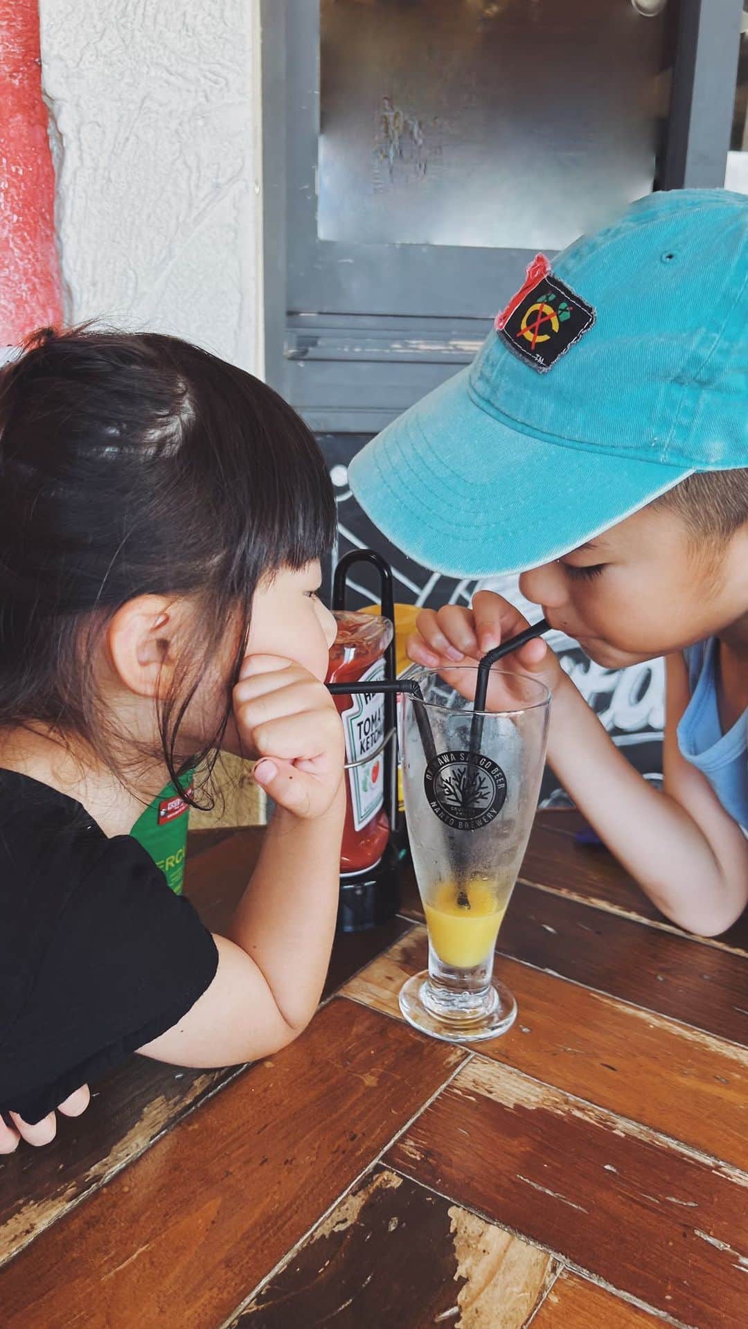 ジュジュのインスタグラム：「2023 Okinawatrip...🌺  今回は梅雨明け翌日入りと言う奇跡🙏✨  大変堪能できました♡👅  我がFamilyの自己満やけどリールで残します♡  #2023 #mgtfamday」