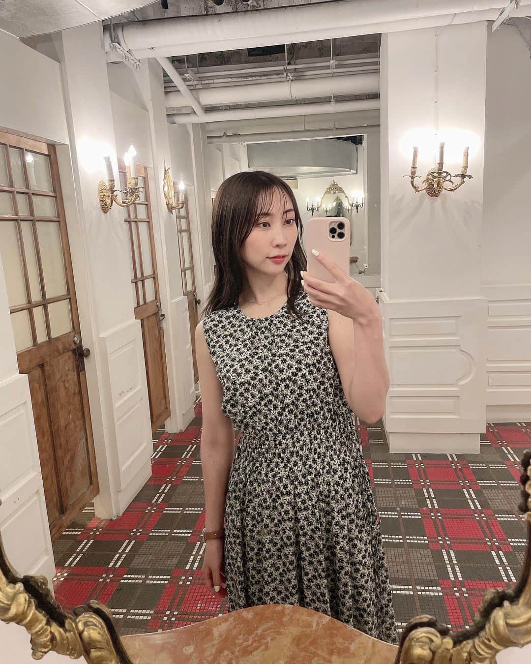 近野莉菜さんのインスタグラム写真 - (近野莉菜Instagram)「台湾に行った回数を数えたら今回で5回目で、そのうち4回はまりちゃんとだった☺️🫶  今回は台中に行ってきました！ 台北から新幹線で1時間くらいのところだよ！  今回のお目当ては、元々眼科だった場所をおしゃれなカフェやお土産屋さんにリノベーションした「宮原眼科」👀  素敵空間すぎて、ずっと写真撮ってた🤣図書館をイメージして作られたんだって！  ここはアイスが有名なんだけど、激混みだったので、近くの「第四信用合作社」へ。  ここは銀行をリノベーションした アイス屋さんで、宮原眼科と同じアイス屋さんが入ってるの！ イートインのスペースが広いので、少し並んだけど、座って食べれました😌🍨  なんか旅ブログみたいになった！ 台中の思い出まだまだあります〜  着ているワンピースは @fray_id の @usagionline 限定🐰  #台湾 #台中 #宮原眼科 #第四信用合作社 #近野莉菜 #ちかりな私服」7月1日 21時45分 - chikano.rina