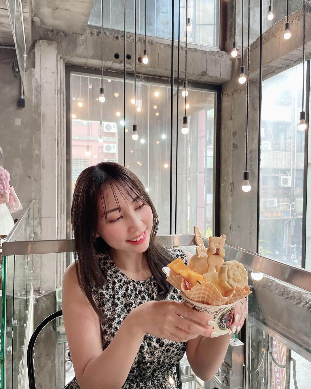 近野莉菜さんのインスタグラム写真 - (近野莉菜Instagram)「台湾に行った回数を数えたら今回で5回目で、そのうち4回はまりちゃんとだった☺️🫶  今回は台中に行ってきました！ 台北から新幹線で1時間くらいのところだよ！  今回のお目当ては、元々眼科だった場所をおしゃれなカフェやお土産屋さんにリノベーションした「宮原眼科」👀  素敵空間すぎて、ずっと写真撮ってた🤣図書館をイメージして作られたんだって！  ここはアイスが有名なんだけど、激混みだったので、近くの「第四信用合作社」へ。  ここは銀行をリノベーションした アイス屋さんで、宮原眼科と同じアイス屋さんが入ってるの！ イートインのスペースが広いので、少し並んだけど、座って食べれました😌🍨  なんか旅ブログみたいになった！ 台中の思い出まだまだあります〜  着ているワンピースは @fray_id の @usagionline 限定🐰  #台湾 #台中 #宮原眼科 #第四信用合作社 #近野莉菜 #ちかりな私服」7月1日 21時45分 - chikano.rina