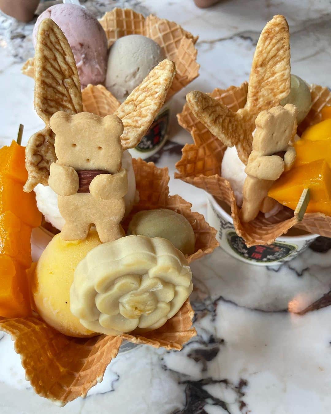 近野莉菜さんのインスタグラム写真 - (近野莉菜Instagram)「台湾に行った回数を数えたら今回で5回目で、そのうち4回はまりちゃんとだった☺️🫶  今回は台中に行ってきました！ 台北から新幹線で1時間くらいのところだよ！  今回のお目当ては、元々眼科だった場所をおしゃれなカフェやお土産屋さんにリノベーションした「宮原眼科」👀  素敵空間すぎて、ずっと写真撮ってた🤣図書館をイメージして作られたんだって！  ここはアイスが有名なんだけど、激混みだったので、近くの「第四信用合作社」へ。  ここは銀行をリノベーションした アイス屋さんで、宮原眼科と同じアイス屋さんが入ってるの！ イートインのスペースが広いので、少し並んだけど、座って食べれました😌🍨  なんか旅ブログみたいになった！ 台中の思い出まだまだあります〜  着ているワンピースは @fray_id の @usagionline 限定🐰  #台湾 #台中 #宮原眼科 #第四信用合作社 #近野莉菜 #ちかりな私服」7月1日 21時45分 - chikano.rina